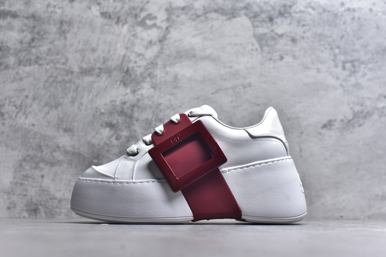 #Roger Vivier罗杰维维亚 Viv\' Skate Strass 牛皮 钻扣运动 低帮 时尚板鞋 女款 尺码 35 36 37 38 39 40-选品中心