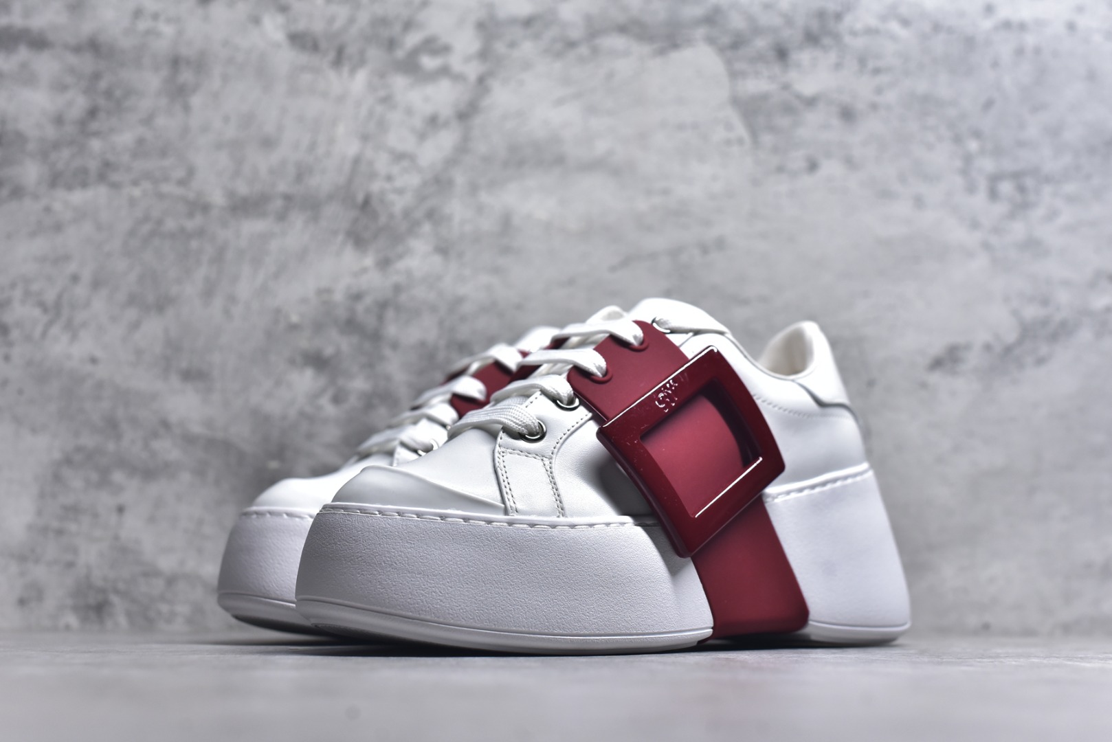 图片[2]-#Roger Vivier罗杰维维亚 Viv\’ Skate Strass 牛皮 钻扣运动 低帮 时尚板鞋 女款 尺码 35 36 37 38 39 40-选品中心