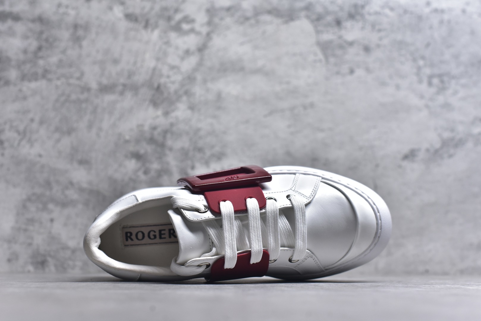 图片[4]-#Roger Vivier罗杰维维亚 Viv\’ Skate Strass 牛皮 钻扣运动 低帮 时尚板鞋 女款 尺码 35 36 37 38 39 40-选品中心