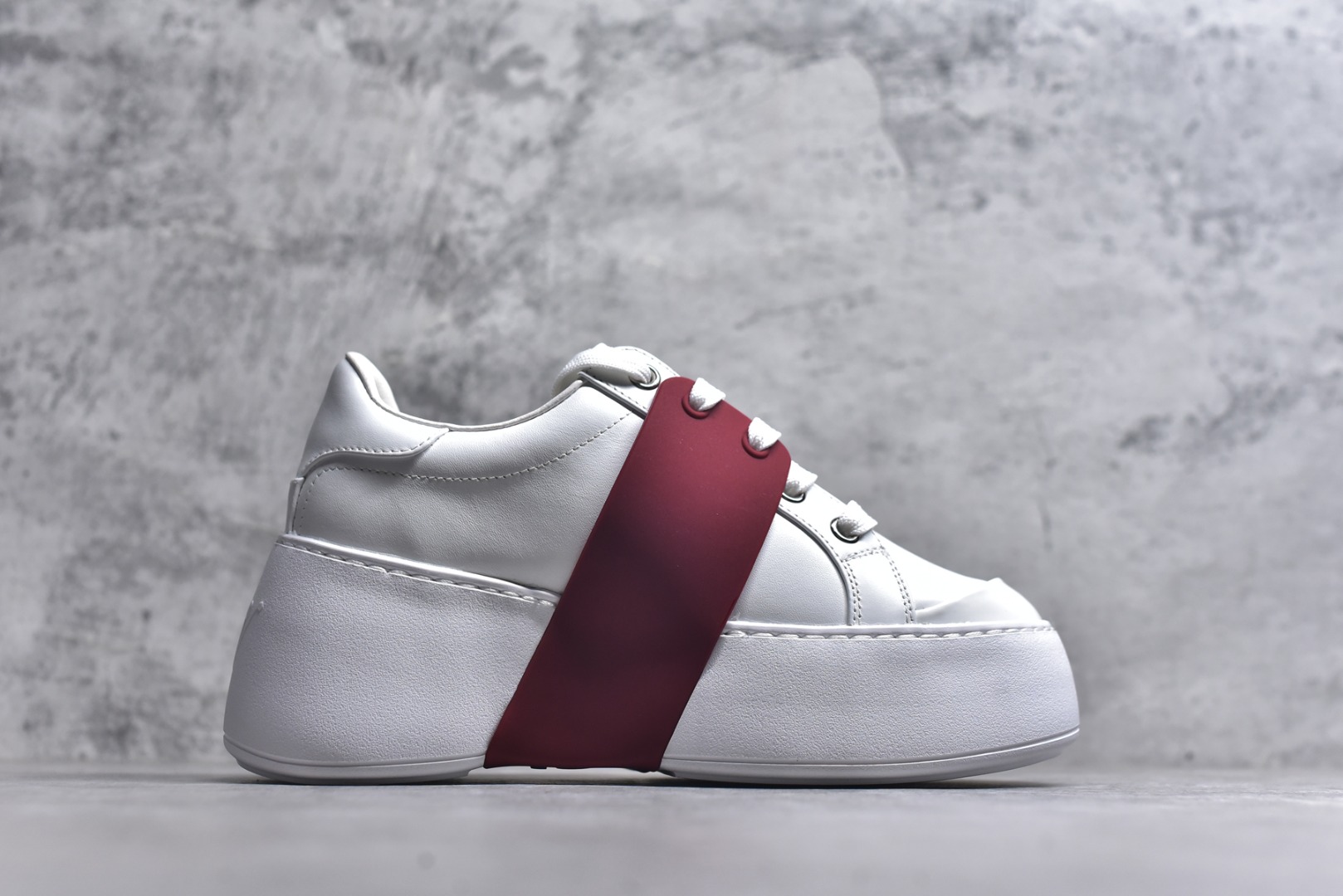 图片[3]-#Roger Vivier罗杰维维亚 Viv\’ Skate Strass 牛皮 钻扣运动 低帮 时尚板鞋 女款 尺码 35 36 37 38 39 40-选品中心