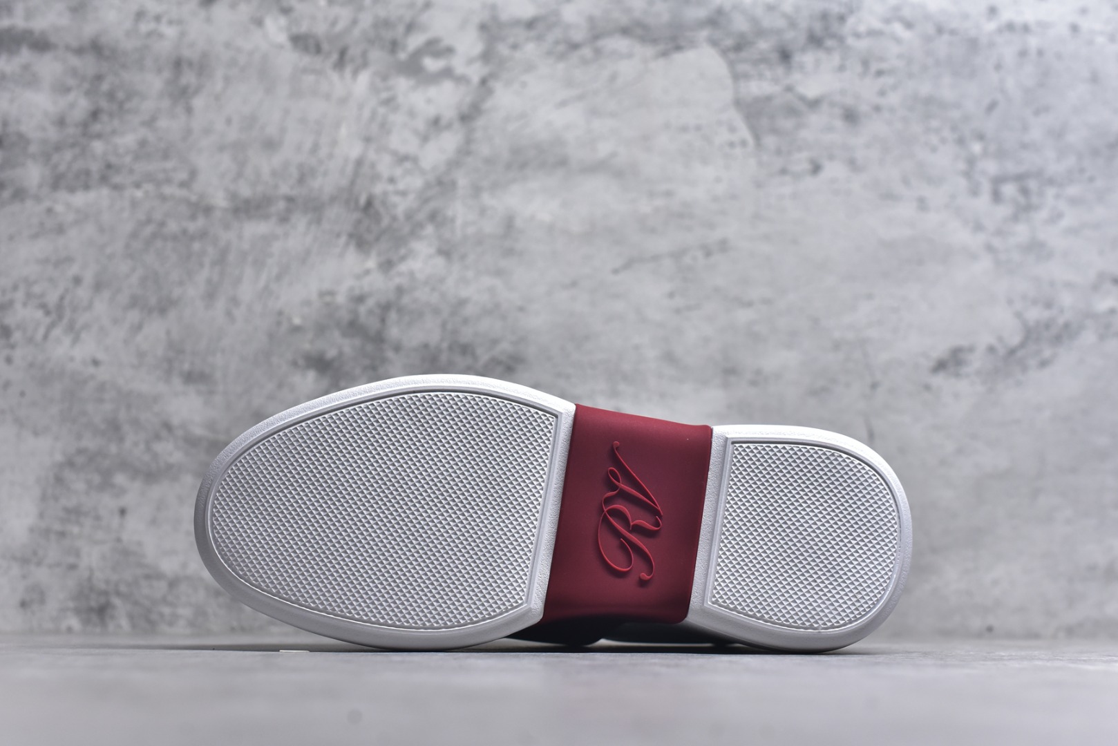 图片[6]-#Roger Vivier罗杰维维亚 Viv\’ Skate Strass 牛皮 钻扣运动 低帮 时尚板鞋 女款 尺码 35 36 37 38 39 40-选品中心