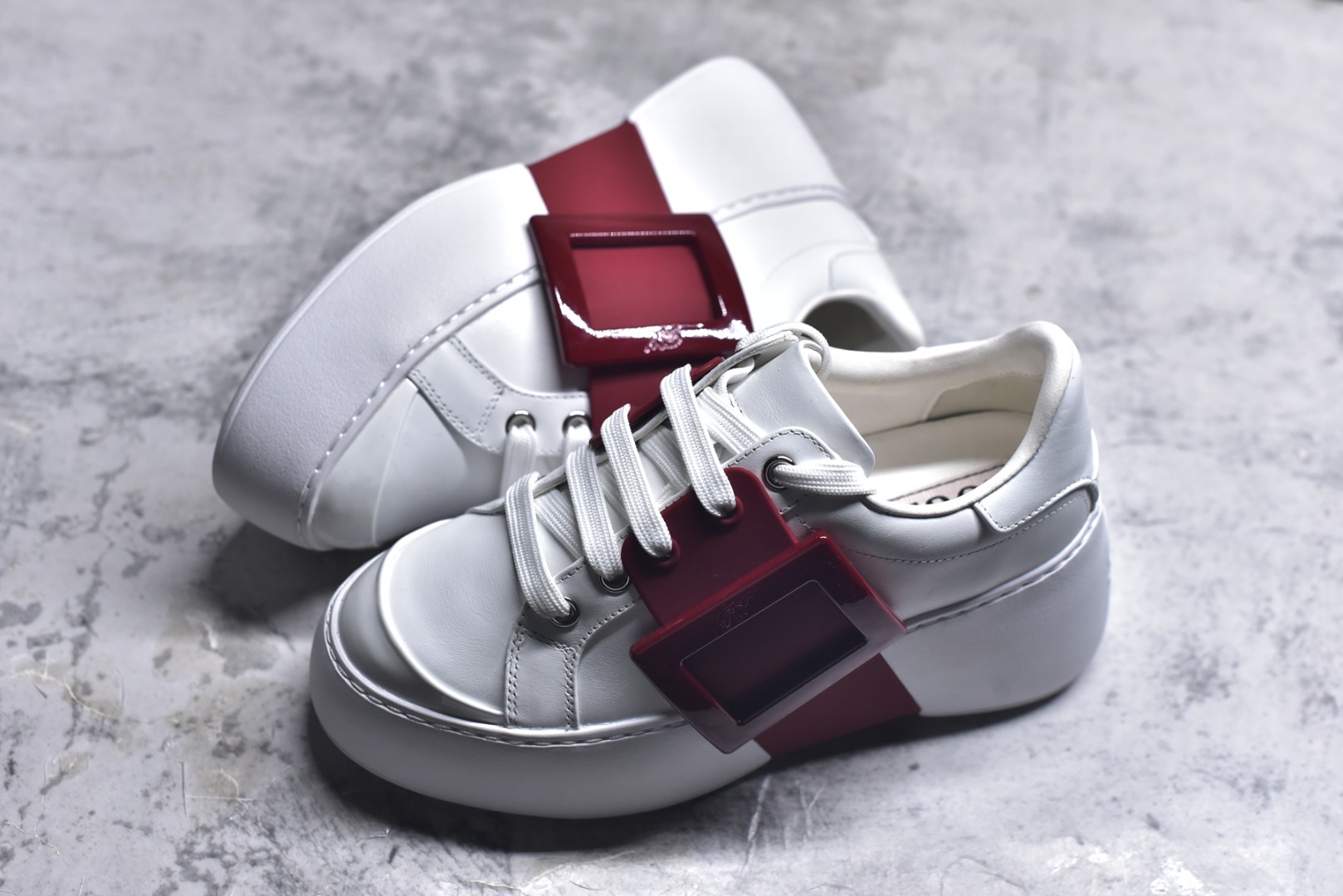 图片[7]-#Roger Vivier罗杰维维亚 Viv\’ Skate Strass 牛皮 钻扣运动 低帮 时尚板鞋 女款 尺码 35 36 37 38 39 40-选品中心