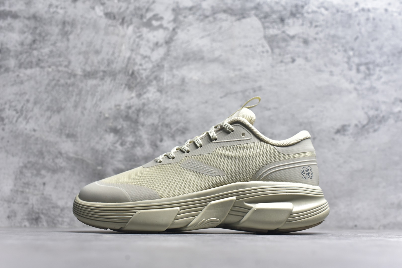 #KOLON SPORT Skyler 舒适柔软 支撑轻便回弹低帮徒步鞋 运动鞋男款 KOLON SPORT 可隆1973年诞生，并首次推出登山装备。自创立起，KOLON SPORT就把绿色定为基本色调，以常青树为品牌标志，坚持以关爱自然为己任，积极探求自然界的舒适，并以此应用于新产品的开发与研究。40多年来，历经不断革新，成就高端专业户外品牌。 尺码： 39 40 40.5 41 42 42.5 43 44 44.5 45-选品中心