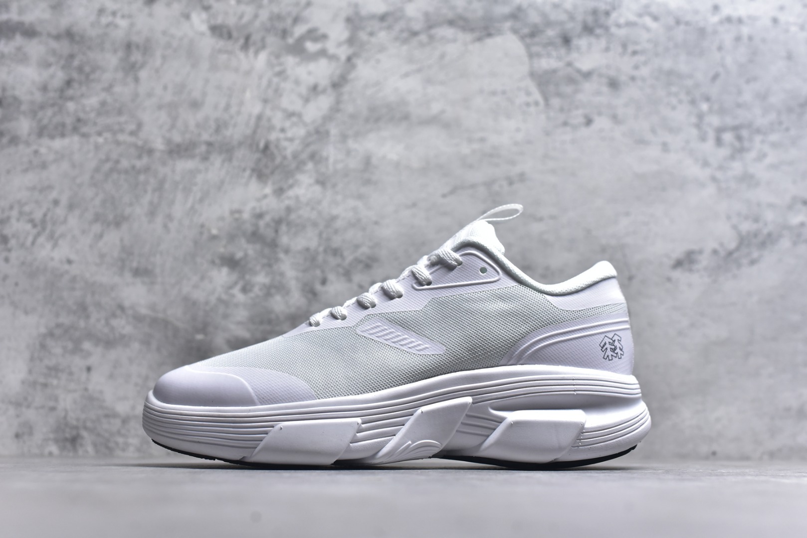 #KOLON SPORT Skyler 舒适柔软 支撑轻便回弹低帮徒步鞋 运动鞋男款 KOLON SPORT 可隆1973年诞生，并首次推出登山装备。自创立起，KOLON SPORT就把绿色定为基本色调，以常青树为品牌标志，坚持以关爱自然为己任，积极探求自然界的舒适，并以此应用于新产品的开发与研究。40多年来，历经不断革新，成就高端专业户外品牌。 尺码： 39 40 40.5 41 42 42.5 43 44 44.5 45-选品中心