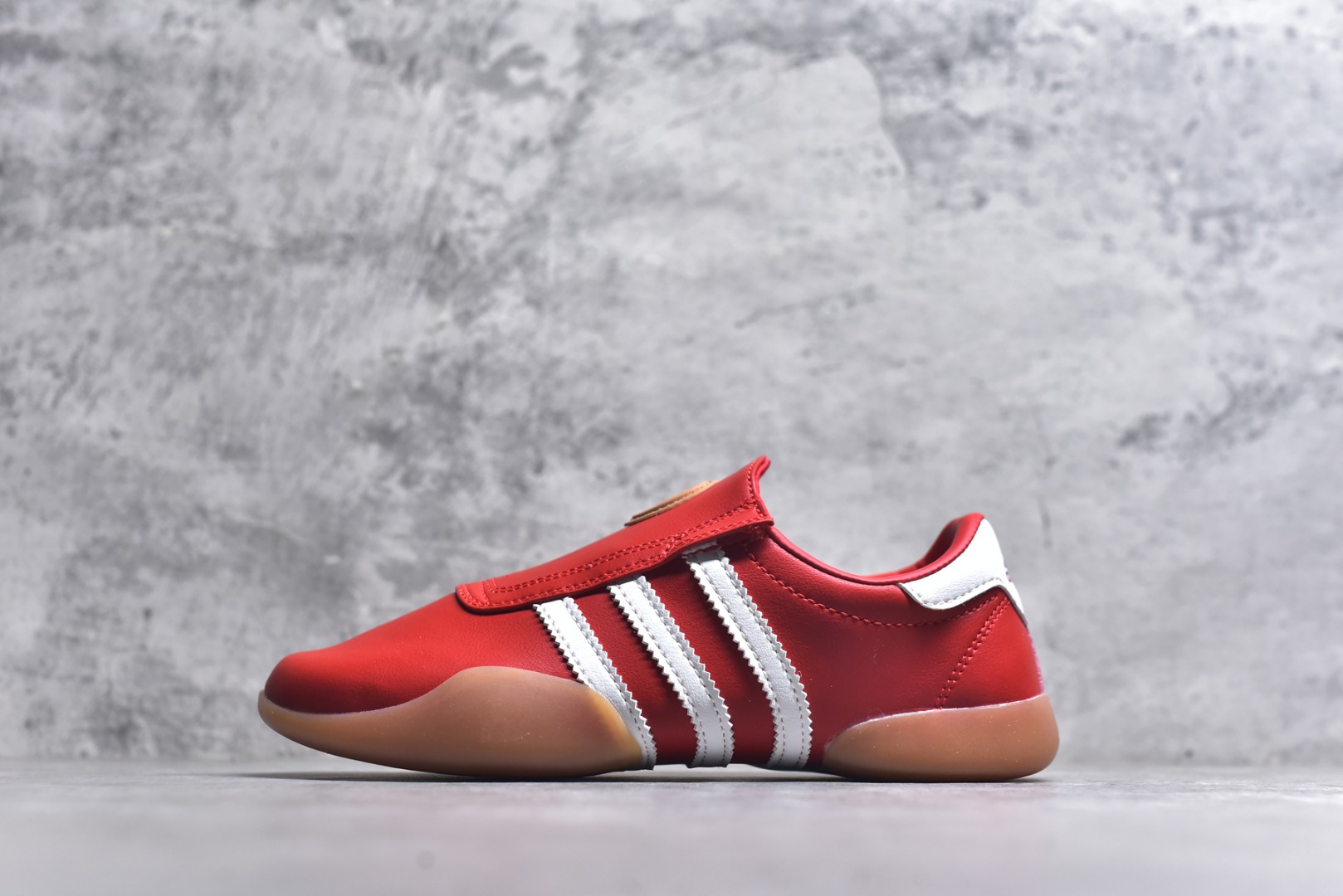 #AD TAEKWONDO MEI W OFF 跆拳道 运动鞋 无鞋带设计 皮质鞋口一脚蹬 包裹感贼舒服 走路小跑不掉跟 鞋底都有奶牛花的设计 实际踩下去软中带韧 货号：JR2646 尺码：35-45-选品中心