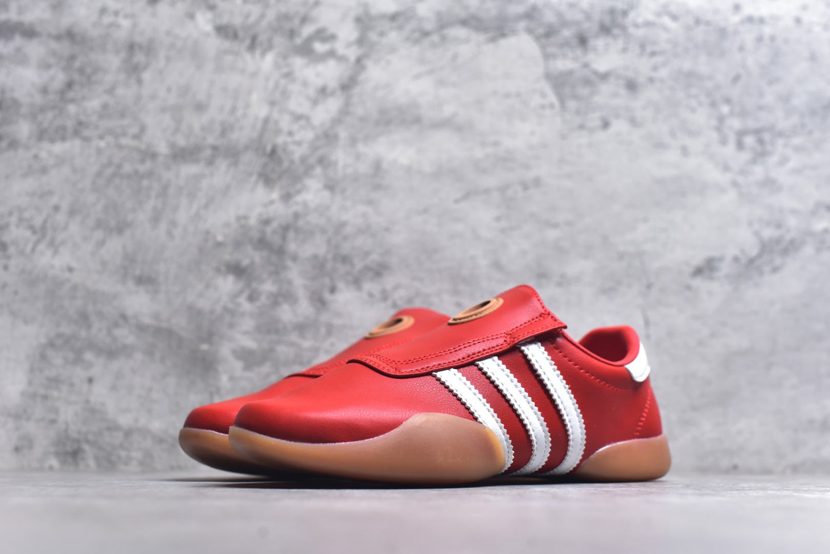 图片[2]-#AD TAEKWONDO MEI W OFF 跆拳道 运动鞋 无鞋带设计 皮质鞋口一脚蹬 包裹感贼舒服 走路小跑不掉跟 鞋底都有奶牛花的设计 实际踩下去软中带韧 货号：JR2646 尺码：35-45-选品中心