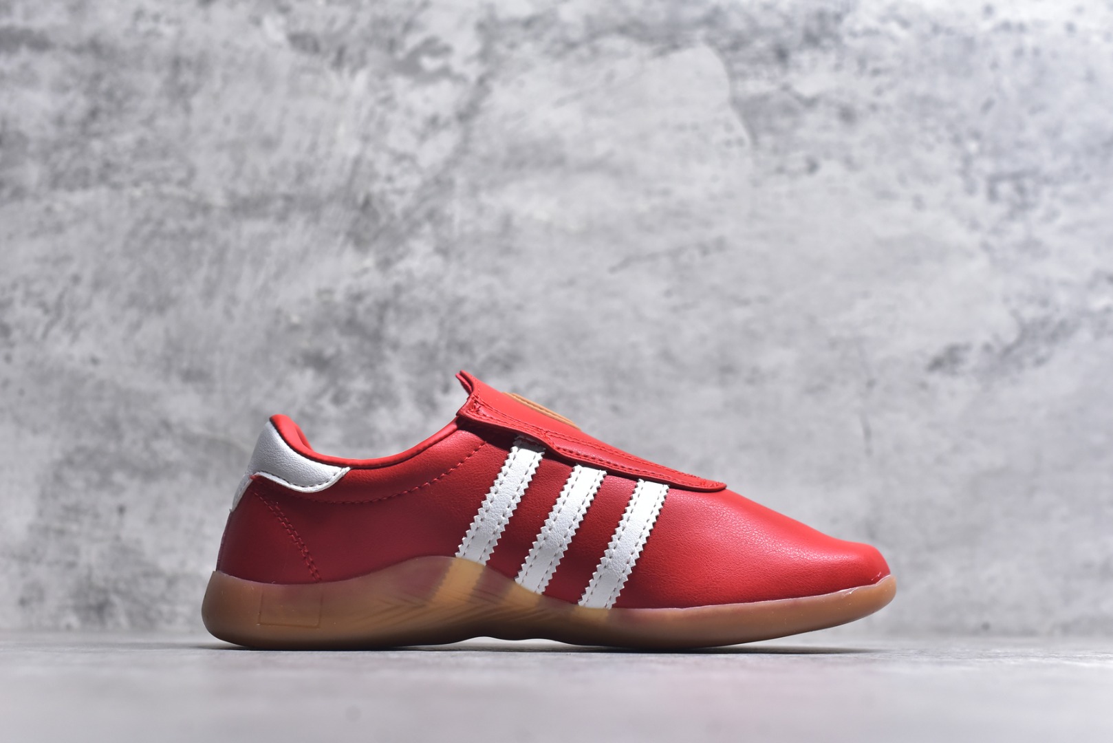 图片[3]-#AD TAEKWONDO MEI W OFF 跆拳道 运动鞋 无鞋带设计 皮质鞋口一脚蹬 包裹感贼舒服 走路小跑不掉跟 鞋底都有奶牛花的设计 实际踩下去软中带韧 货号：JR2646 尺码：35-45-选品中心