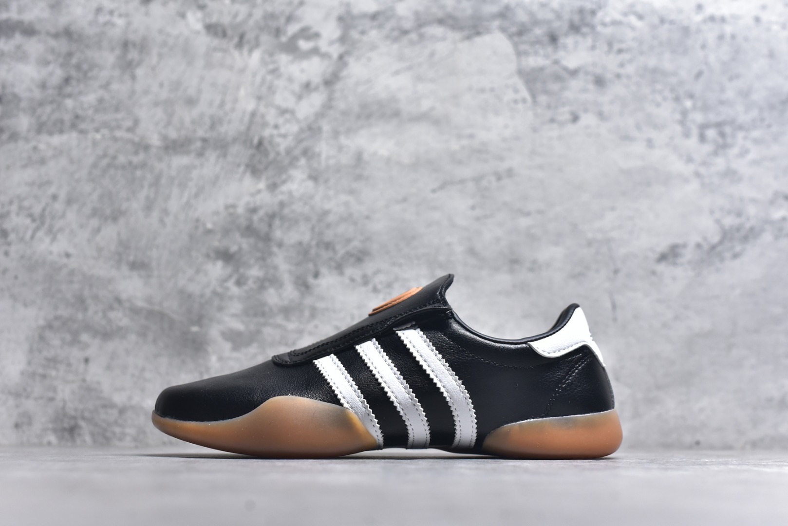 #AD TAEKWONDO MEI W OFF 跆拳道 运动鞋 无鞋带设计 皮质鞋口一脚蹬 包裹感贼舒服 走路小跑不掉跟 鞋底都有奶牛花的设计 实际踩下去软中带韧 货号：JQ3012 尺码：35-45-选品中心