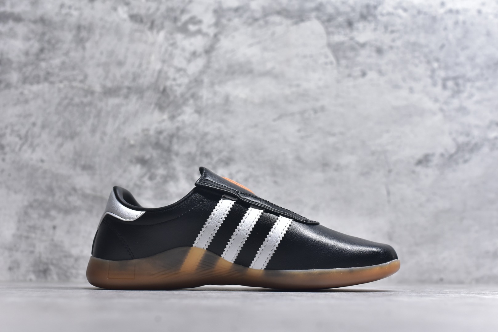 图片[3]-#AD TAEKWONDO MEI W OFF 跆拳道 运动鞋 无鞋带设计 皮质鞋口一脚蹬 包裹感贼舒服 走路小跑不掉跟 鞋底都有奶牛花的设计 实际踩下去软中带韧 货号：JQ3012 尺码：35-45-选品中心