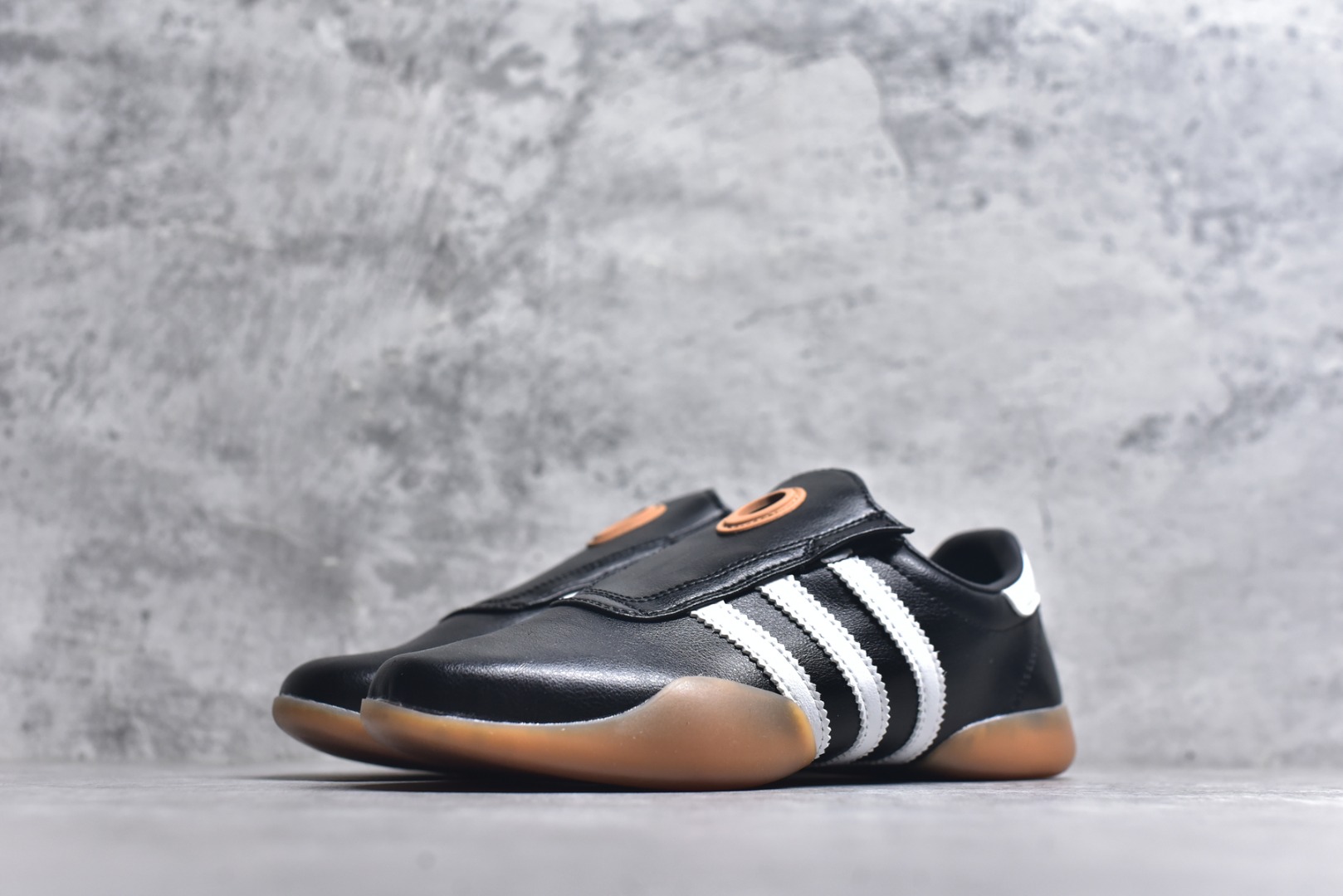 图片[2]-#AD TAEKWONDO MEI W OFF 跆拳道 运动鞋 无鞋带设计 皮质鞋口一脚蹬 包裹感贼舒服 走路小跑不掉跟 鞋底都有奶牛花的设计 实际踩下去软中带韧 货号：JQ3012 尺码：35-45-选品中心