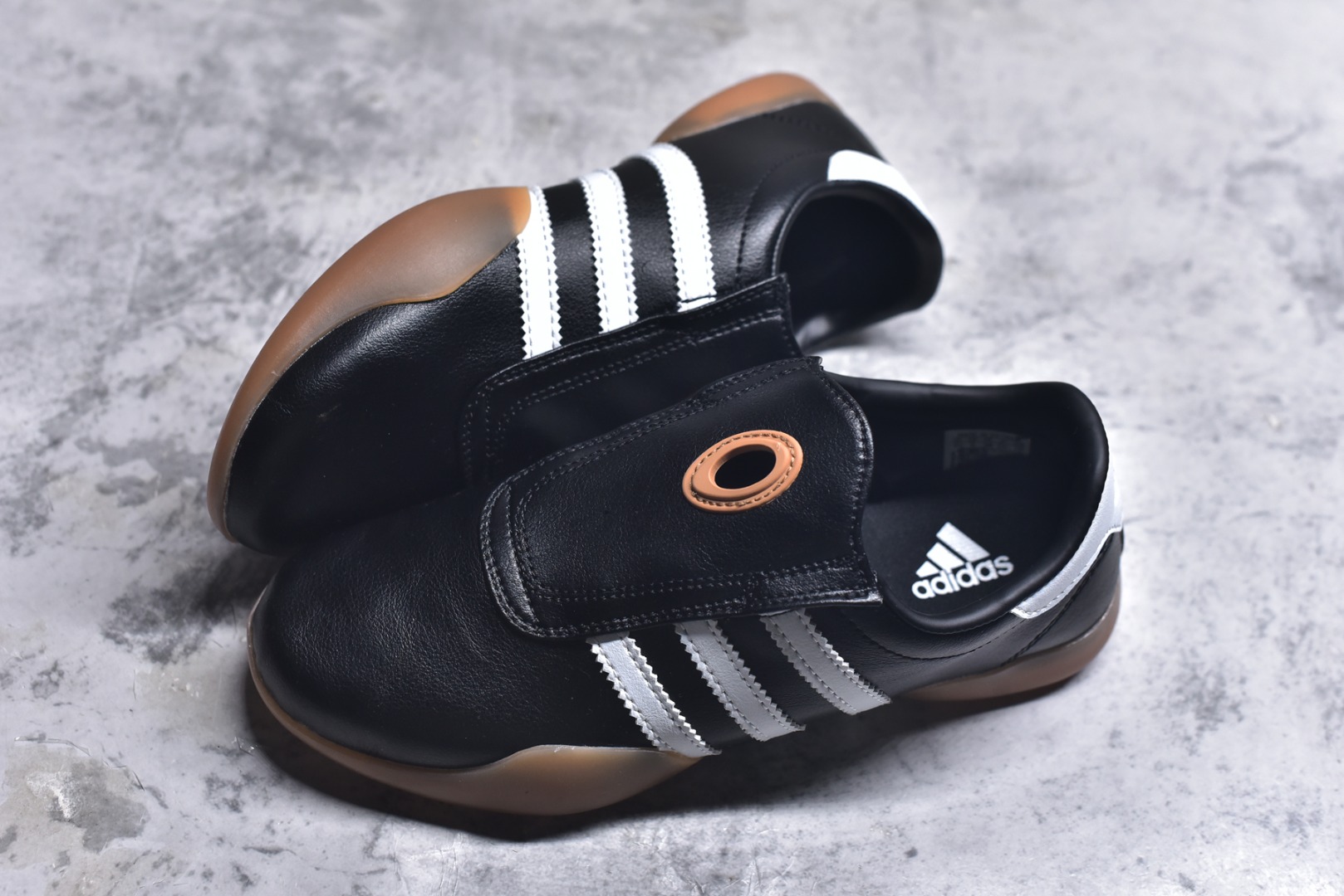 图片[7]-#AD TAEKWONDO MEI W OFF 跆拳道 运动鞋 无鞋带设计 皮质鞋口一脚蹬 包裹感贼舒服 走路小跑不掉跟 鞋底都有奶牛花的设计 实际踩下去软中带韧 货号：JQ3012 尺码：35-45-选品中心