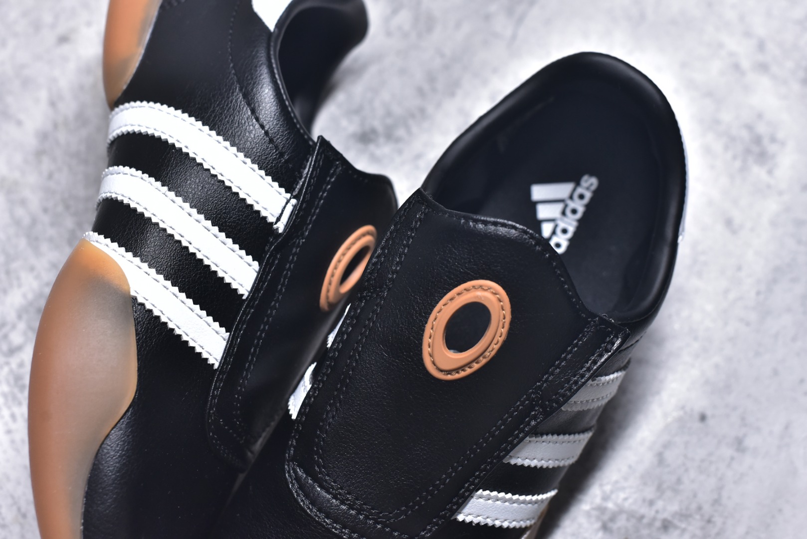 图片[9]-#AD TAEKWONDO MEI W OFF 跆拳道 运动鞋 无鞋带设计 皮质鞋口一脚蹬 包裹感贼舒服 走路小跑不掉跟 鞋底都有奶牛花的设计 实际踩下去软中带韧 货号：JQ3012 尺码：35-45-选品中心