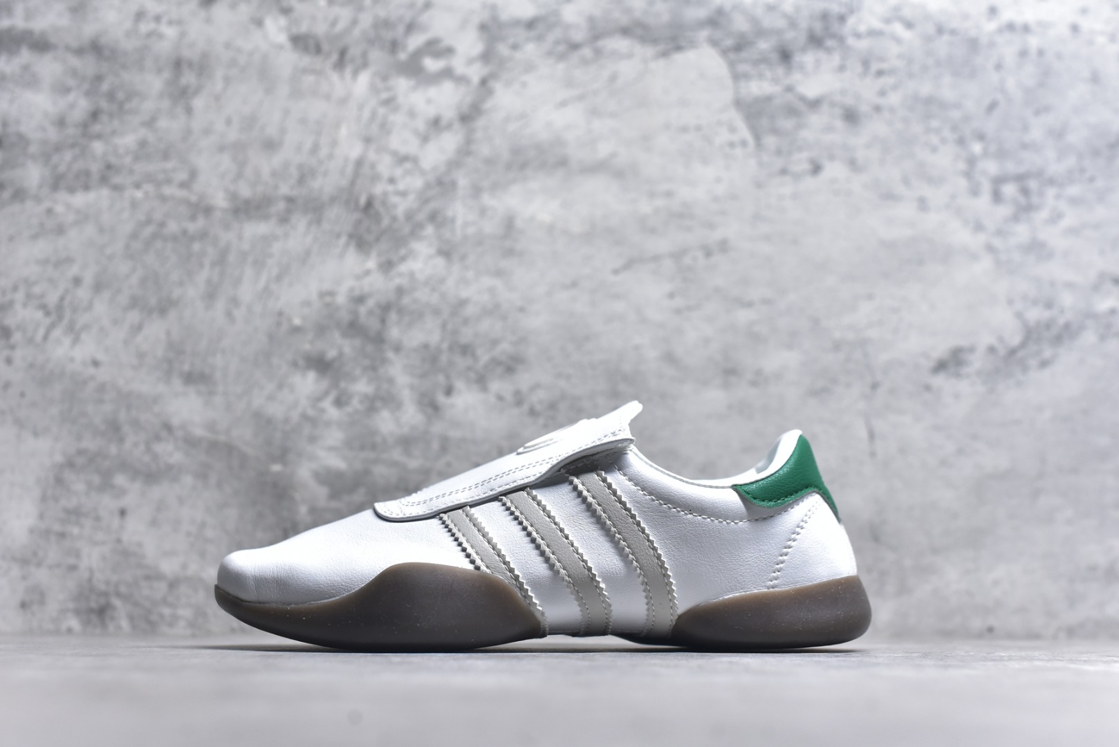 #AD TAEKWONDO MEI W OFF 跆拳道 运动鞋 无鞋带设计 皮质鞋口一脚蹬 包裹感贼舒服 走路小跑不掉跟 鞋底都有奶牛花的设计 实际踩下去软中带韧 货号：JP8430 尺码：35-45-选品中心