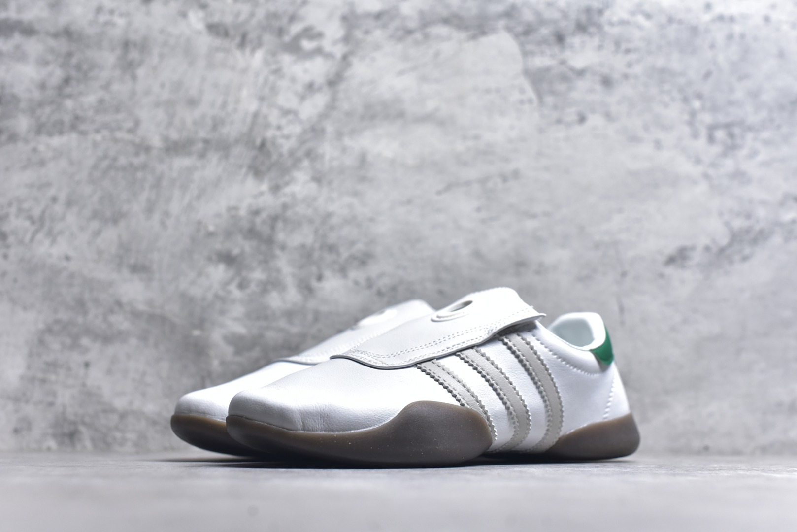 图片[2]-#AD TAEKWONDO MEI W OFF 跆拳道 运动鞋 无鞋带设计 皮质鞋口一脚蹬 包裹感贼舒服 走路小跑不掉跟 鞋底都有奶牛花的设计 实际踩下去软中带韧 货号：JP8430 尺码：35-45-选品中心