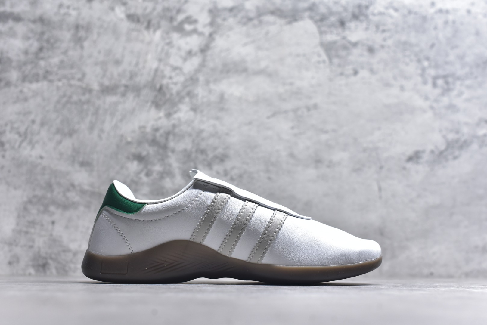 图片[3]-#AD TAEKWONDO MEI W OFF 跆拳道 运动鞋 无鞋带设计 皮质鞋口一脚蹬 包裹感贼舒服 走路小跑不掉跟 鞋底都有奶牛花的设计 实际踩下去软中带韧 货号：JP8430 尺码：35-45-选品中心