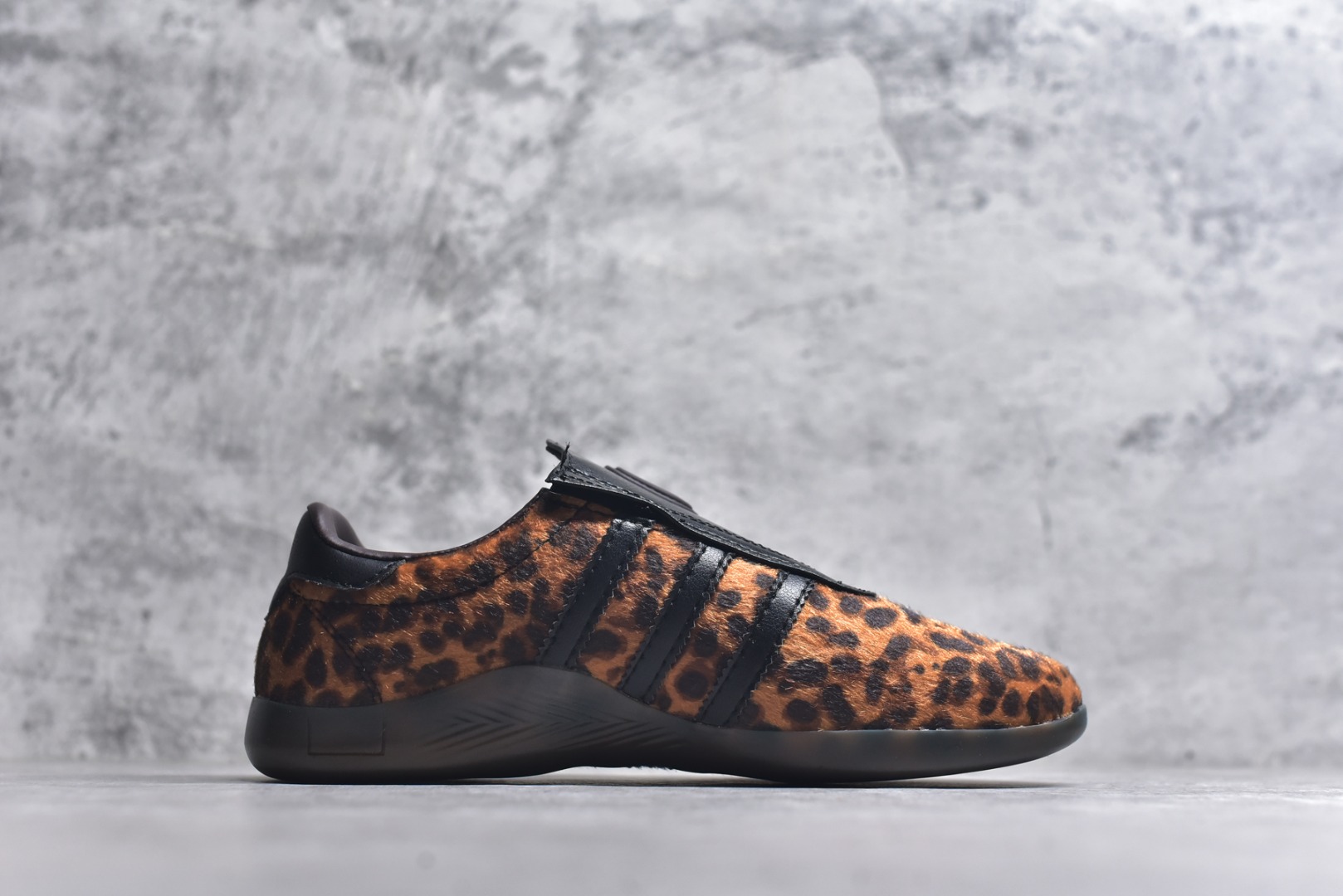 图片[3]-#AD TAEKWONDO MEI W OFF 跆拳道 运动鞋 无鞋带设计 皮质鞋口一脚蹬 包裹感贼舒服 走路小跑不掉跟 鞋底都有奶牛花的设计 实际踩下去软中带韧 货号：JS0298 尺码：35-45-选品中心