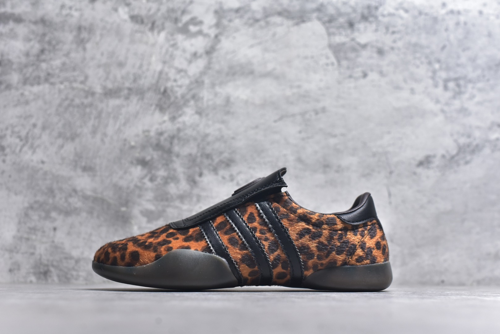 #AD TAEKWONDO MEI W OFF 跆拳道 运动鞋 无鞋带设计 皮质鞋口一脚蹬 包裹感贼舒服 走路小跑不掉跟 鞋底都有奶牛花的设计 实际踩下去软中带韧 货号：JS0298 尺码：35-45-选品中心