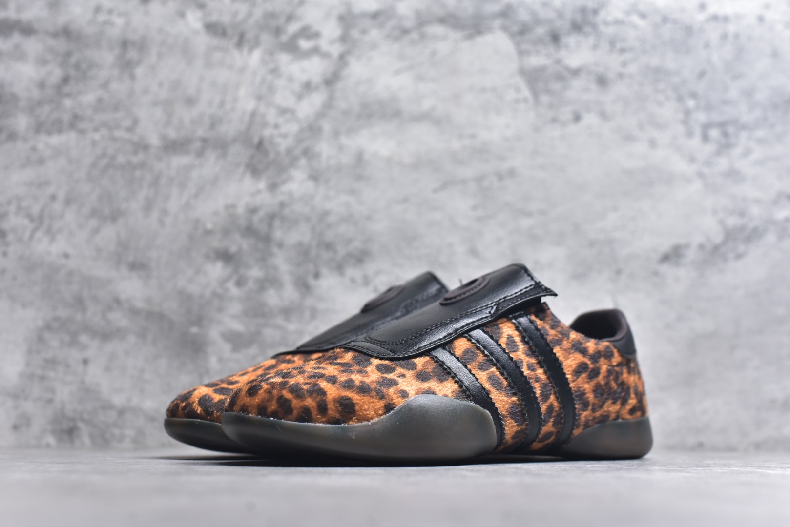 图片[2]-#AD TAEKWONDO MEI W OFF 跆拳道 运动鞋 无鞋带设计 皮质鞋口一脚蹬 包裹感贼舒服 走路小跑不掉跟 鞋底都有奶牛花的设计 实际踩下去软中带韧 货号：JS0298 尺码：35-45-选品中心