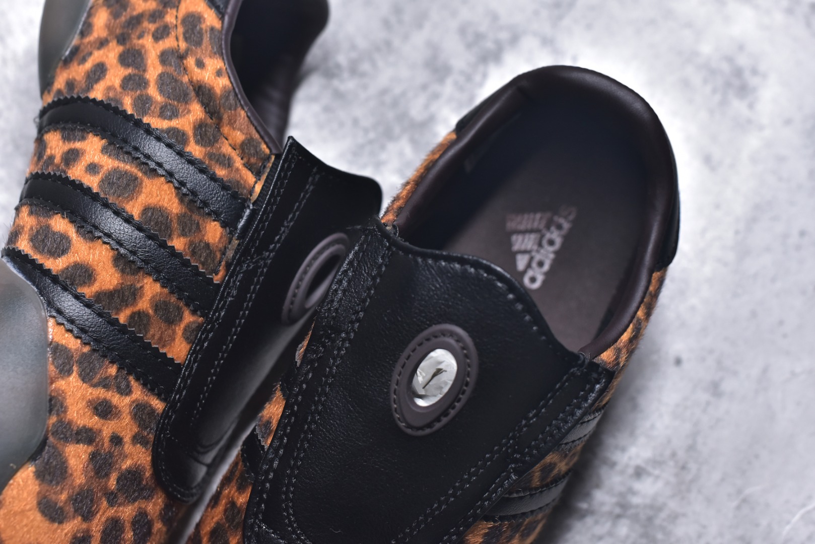 图片[9]-#AD TAEKWONDO MEI W OFF 跆拳道 运动鞋 无鞋带设计 皮质鞋口一脚蹬 包裹感贼舒服 走路小跑不掉跟 鞋底都有奶牛花的设计 实际踩下去软中带韧 货号：JS0298 尺码：35-45-选品中心