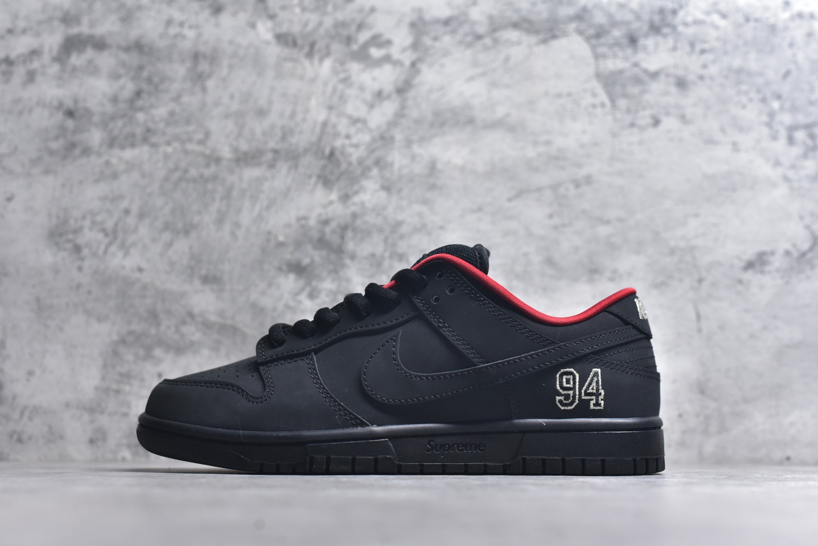 #Supreme x Nike Dunk SB Low 黑色 此款鞋跟上绣有“94”字样，纪念品牌的创立年份，该品牌的标志性徽标还被蚀刻在了中底的侧壁上。鞋垫沿用了标准的红色表面，每只鞋垫上都有Nike SB标识，并且Supreme的标识横跨左右两只鞋垫。 货号： HQ8487-001 尺码： 40 40.5 41 42 42.5 43 44 44.5 45 46-选品中心