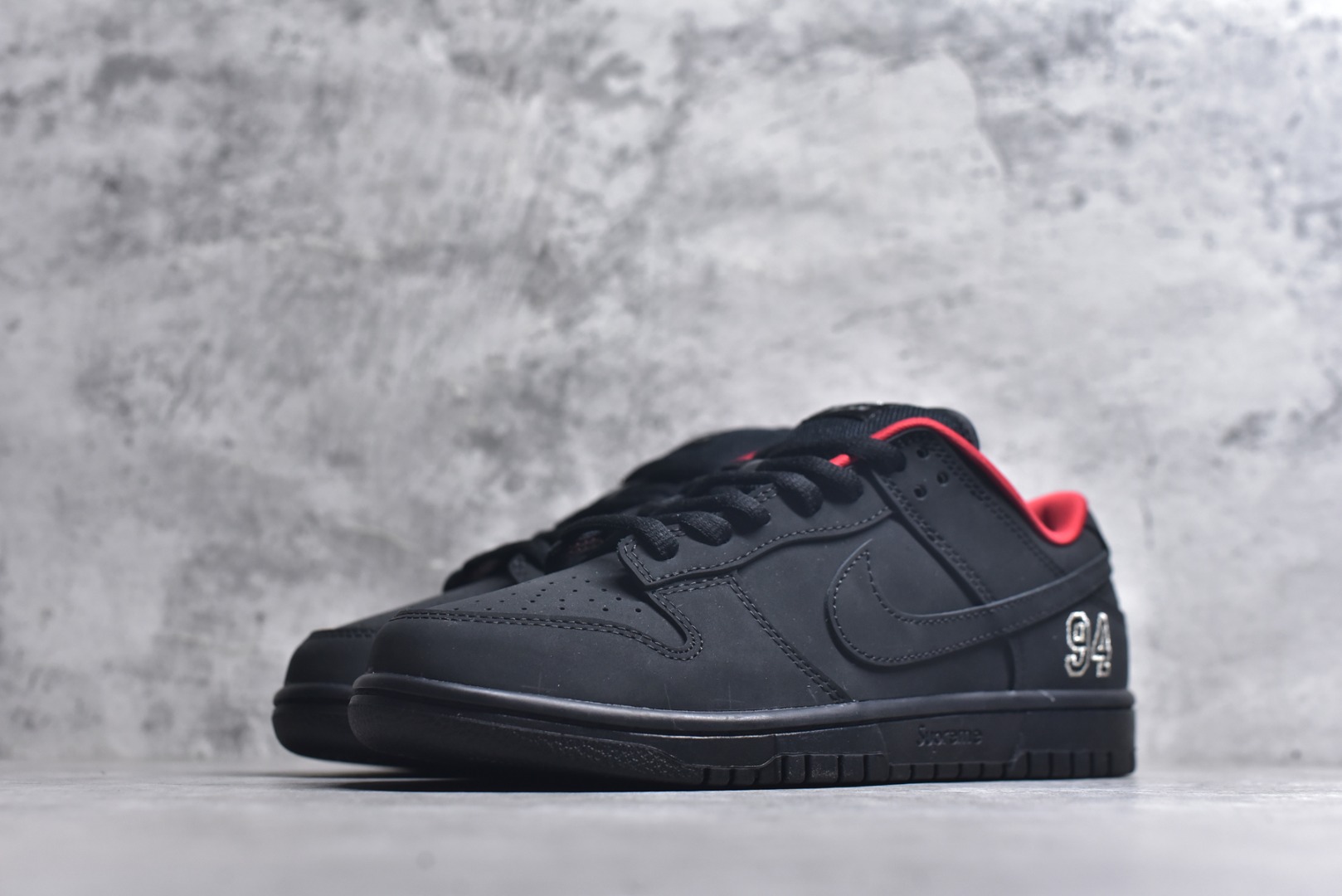 图片[2]-#Supreme x Nike Dunk SB Low 黑色 此款鞋跟上绣有“94”字样，纪念品牌的创立年份，该品牌的标志性徽标还被蚀刻在了中底的侧壁上。鞋垫沿用了标准的红色表面，每只鞋垫上都有Nike SB标识，并且Supreme的标识横跨左右两只鞋垫。 货号： HQ8487-001 尺码： 40 40.5 41 42 42.5 43 44 44.5 45 46-选品中心
