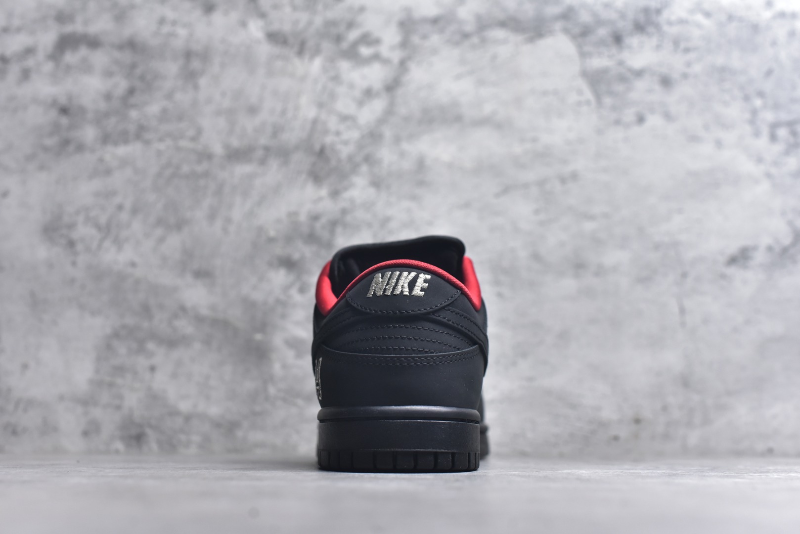 图片[5]-#Supreme x Nike Dunk SB Low 黑色 此款鞋跟上绣有“94”字样，纪念品牌的创立年份，该品牌的标志性徽标还被蚀刻在了中底的侧壁上。鞋垫沿用了标准的红色表面，每只鞋垫上都有Nike SB标识，并且Supreme的标识横跨左右两只鞋垫。 货号： HQ8487-001 尺码： 40 40.5 41 42 42.5 43 44 44.5 45 46-选品中心