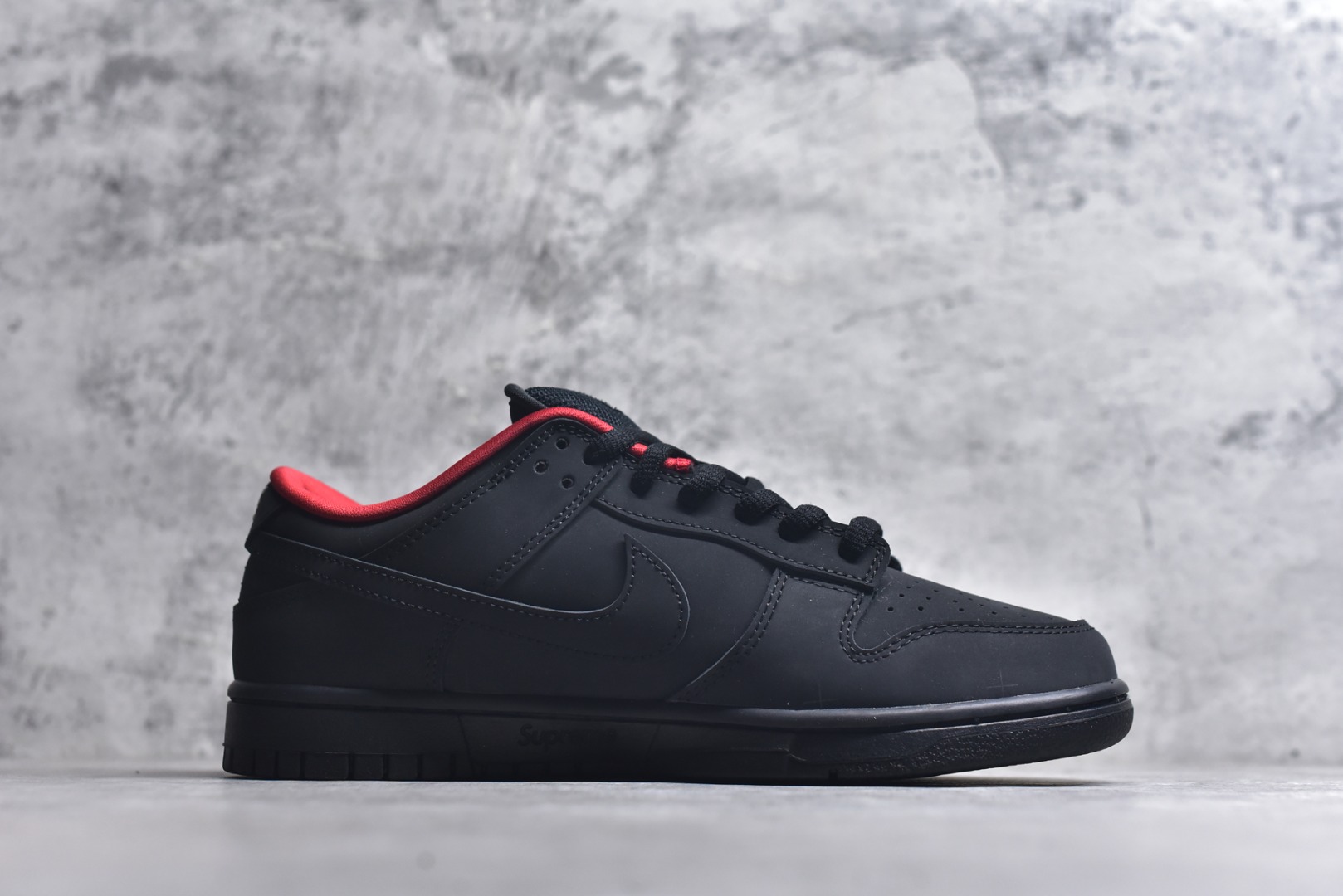 图片[3]-#Supreme x Nike Dunk SB Low 黑色 此款鞋跟上绣有“94”字样，纪念品牌的创立年份，该品牌的标志性徽标还被蚀刻在了中底的侧壁上。鞋垫沿用了标准的红色表面，每只鞋垫上都有Nike SB标识，并且Supreme的标识横跨左右两只鞋垫。 货号： HQ8487-001 尺码： 40 40.5 41 42 42.5 43 44 44.5 45 46-选品中心