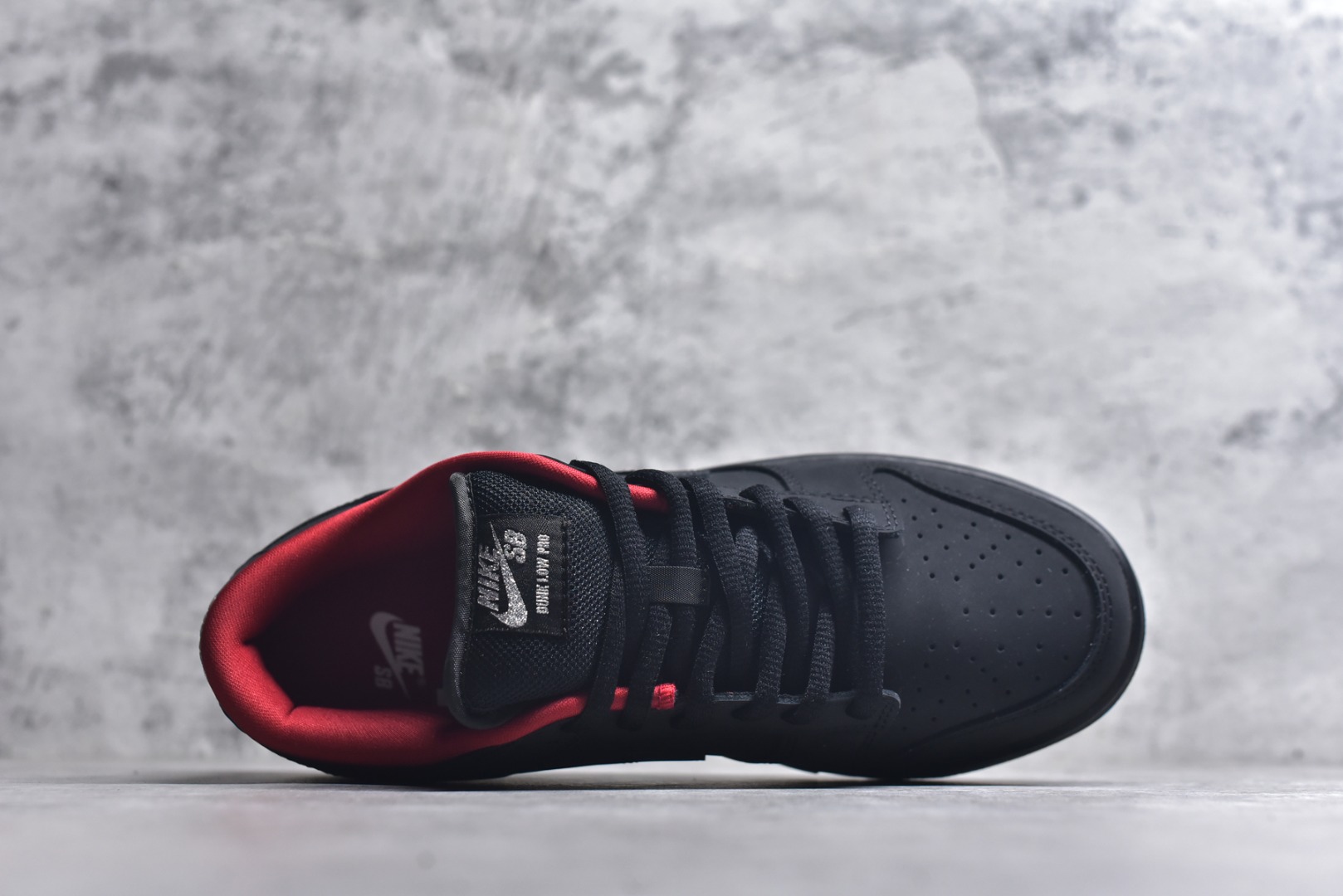 图片[4]-#Supreme x Nike Dunk SB Low 黑色 此款鞋跟上绣有“94”字样，纪念品牌的创立年份，该品牌的标志性徽标还被蚀刻在了中底的侧壁上。鞋垫沿用了标准的红色表面，每只鞋垫上都有Nike SB标识，并且Supreme的标识横跨左右两只鞋垫。 货号： HQ8487-001 尺码： 40 40.5 41 42 42.5 43 44 44.5 45 46-选品中心