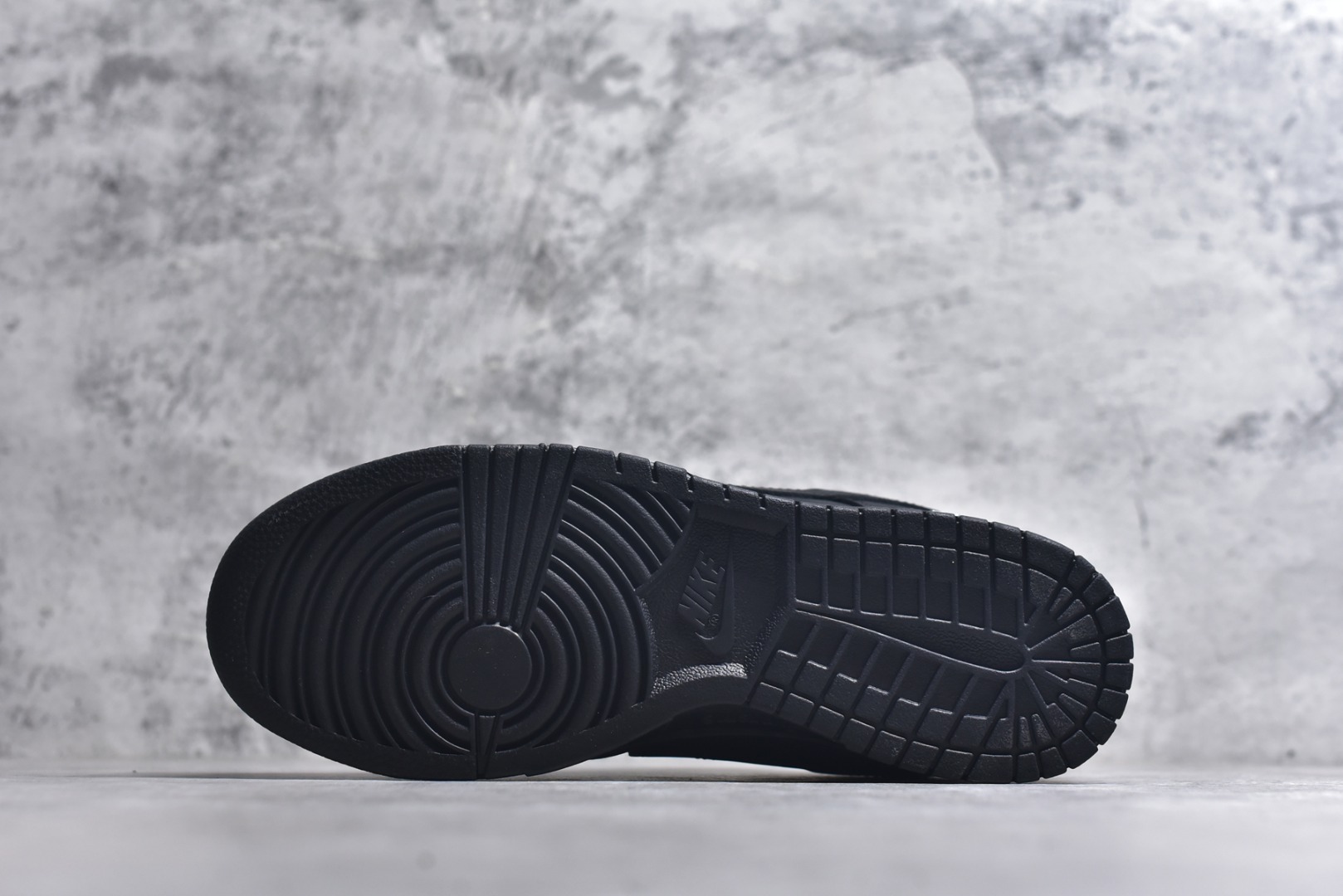 图片[6]-#Supreme x Nike Dunk SB Low 黑色 此款鞋跟上绣有“94”字样，纪念品牌的创立年份，该品牌的标志性徽标还被蚀刻在了中底的侧壁上。鞋垫沿用了标准的红色表面，每只鞋垫上都有Nike SB标识，并且Supreme的标识横跨左右两只鞋垫。 货号： HQ8487-001 尺码： 40 40.5 41 42 42.5 43 44 44.5 45 46-选品中心