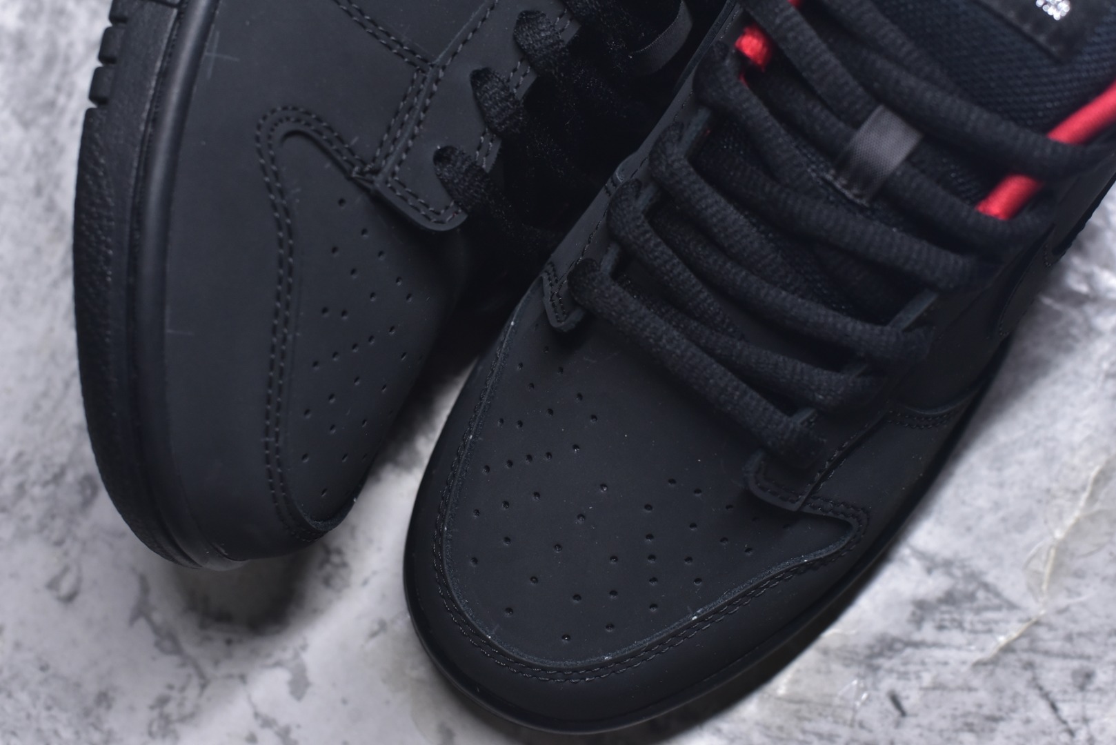 图片[8]-#Supreme x Nike Dunk SB Low 黑色 此款鞋跟上绣有“94”字样，纪念品牌的创立年份，该品牌的标志性徽标还被蚀刻在了中底的侧壁上。鞋垫沿用了标准的红色表面，每只鞋垫上都有Nike SB标识，并且Supreme的标识横跨左右两只鞋垫。 货号： HQ8487-001 尺码： 40 40.5 41 42 42.5 43 44 44.5 45 46-选品中心