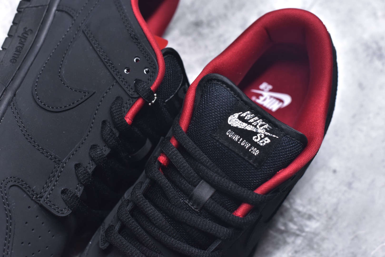 图片[9]-#Supreme x Nike Dunk SB Low 黑色 此款鞋跟上绣有“94”字样，纪念品牌的创立年份，该品牌的标志性徽标还被蚀刻在了中底的侧壁上。鞋垫沿用了标准的红色表面，每只鞋垫上都有Nike SB标识，并且Supreme的标识横跨左右两只鞋垫。 货号： HQ8487-001 尺码： 40 40.5 41 42 42.5 43 44 44.5 45 46-选品中心