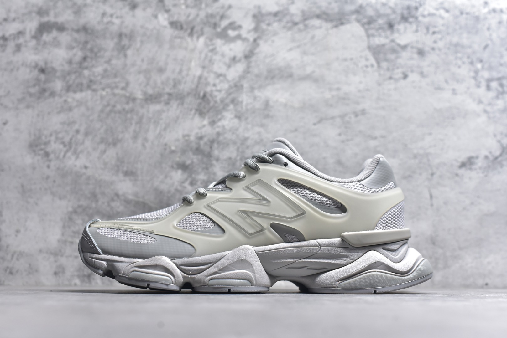 #New Balance NB9060 联名款 复古休闲运动慢跑鞋 灰色 U9060IAB 全套原楦原纸板原厂数据开发 进口三明治网面 原装进口翻毛皮料正确绒感卡色 正确中底拉帮中底网布细节 原厂标裁 带紫光防伪 定制后跟透明水晶模块 冲裁组合 大底贴合程度胶水上色把控完美 整洁度挑战全网艺术家 多道序QC把关品质完善 匠心打造 耗时两个月开发完成 工艺极其复杂难度可想而知 新开独立私模大底 全网唯一正确六层组合大底 高端零售专供产物 尺码：36 37 37.5 38 38.5 39 40 40.5 41 42 42.5 43 44 45 46.5-选品中心