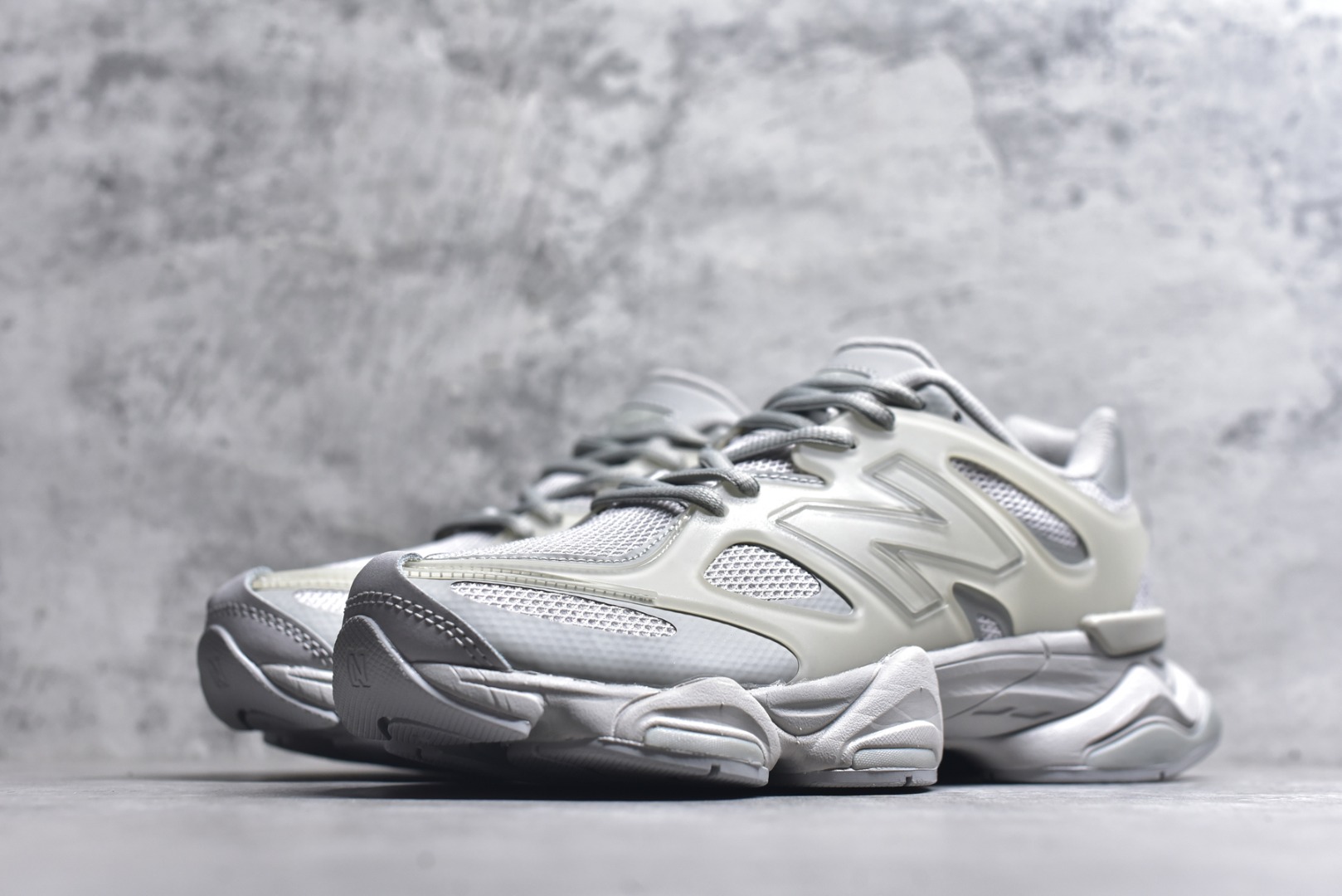 图片[2]-#New Balance NB9060 联名款 复古休闲运动慢跑鞋 灰色 U9060IAB 全套原楦原纸板原厂数据开发 进口三明治网面 原装进口翻毛皮料正确绒感卡色 正确中底拉帮中底网布细节 原厂标裁 带紫光防伪 定制后跟透明水晶模块 冲裁组合 大底贴合程度胶水上色把控完美 整洁度挑战全网艺术家 多道序QC把关品质完善 匠心打造 耗时两个月开发完成 工艺极其复杂难度可想而知 新开独立私模大底 全网唯一正确六层组合大底 高端零售专供产物 尺码：36 37 37.5 38 38.5 39 40 40.5 41 42 42.5 43 44 45 46.5-选品中心