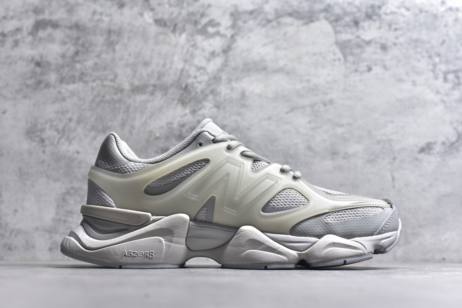图片[3]-#New Balance NB9060 联名款 复古休闲运动慢跑鞋 灰色 U9060IAB 全套原楦原纸板原厂数据开发 进口三明治网面 原装进口翻毛皮料正确绒感卡色 正确中底拉帮中底网布细节 原厂标裁 带紫光防伪 定制后跟透明水晶模块 冲裁组合 大底贴合程度胶水上色把控完美 整洁度挑战全网艺术家 多道序QC把关品质完善 匠心打造 耗时两个月开发完成 工艺极其复杂难度可想而知 新开独立私模大底 全网唯一正确六层组合大底 高端零售专供产物 尺码：36 37 37.5 38 38.5 39 40 40.5 41 42 42.5 43 44 45 46.5-选品中心