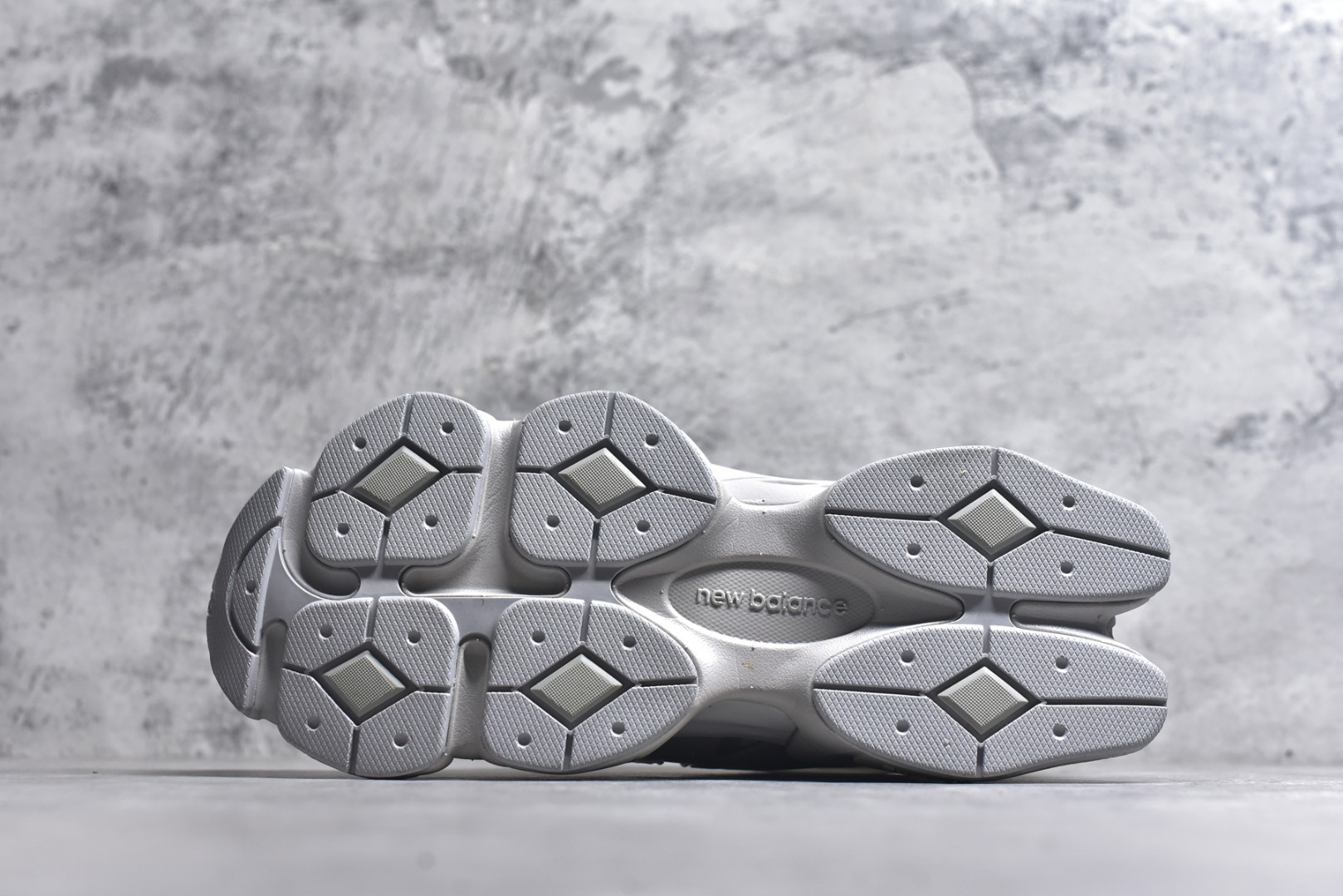 图片[6]-#New Balance NB9060 联名款 复古休闲运动慢跑鞋 灰色 U9060IAB 全套原楦原纸板原厂数据开发 进口三明治网面 原装进口翻毛皮料正确绒感卡色 正确中底拉帮中底网布细节 原厂标裁 带紫光防伪 定制后跟透明水晶模块 冲裁组合 大底贴合程度胶水上色把控完美 整洁度挑战全网艺术家 多道序QC把关品质完善 匠心打造 耗时两个月开发完成 工艺极其复杂难度可想而知 新开独立私模大底 全网唯一正确六层组合大底 高端零售专供产物 尺码：36 37 37.5 38 38.5 39 40 40.5 41 42 42.5 43 44 45 46.5-选品中心