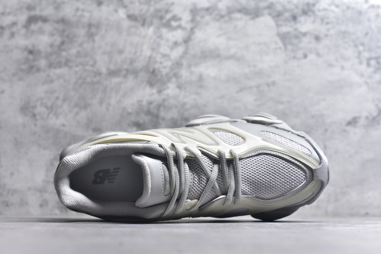 图片[4]-#New Balance NB9060 联名款 复古休闲运动慢跑鞋 灰色 U9060IAB 全套原楦原纸板原厂数据开发 进口三明治网面 原装进口翻毛皮料正确绒感卡色 正确中底拉帮中底网布细节 原厂标裁 带紫光防伪 定制后跟透明水晶模块 冲裁组合 大底贴合程度胶水上色把控完美 整洁度挑战全网艺术家 多道序QC把关品质完善 匠心打造 耗时两个月开发完成 工艺极其复杂难度可想而知 新开独立私模大底 全网唯一正确六层组合大底 高端零售专供产物 尺码：36 37 37.5 38 38.5 39 40 40.5 41 42 42.5 43 44 45 46.5-选品中心