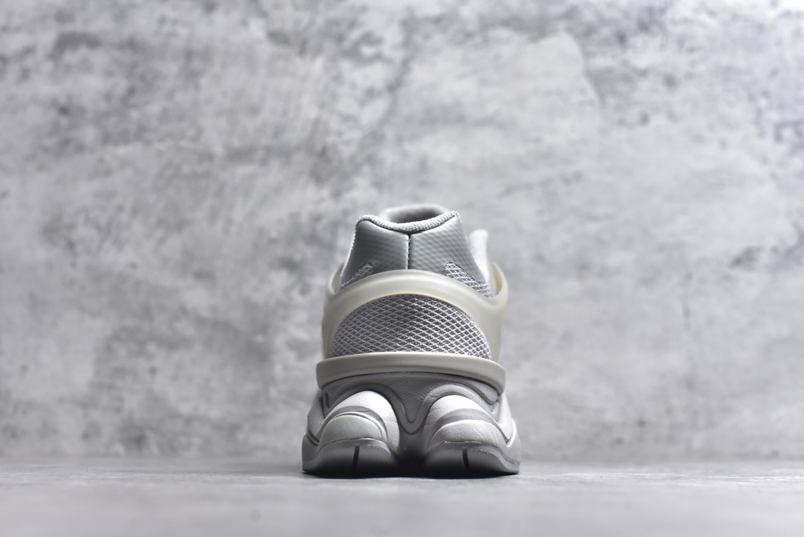 图片[5]-#New Balance NB9060 联名款 复古休闲运动慢跑鞋 灰色 U9060IAB 全套原楦原纸板原厂数据开发 进口三明治网面 原装进口翻毛皮料正确绒感卡色 正确中底拉帮中底网布细节 原厂标裁 带紫光防伪 定制后跟透明水晶模块 冲裁组合 大底贴合程度胶水上色把控完美 整洁度挑战全网艺术家 多道序QC把关品质完善 匠心打造 耗时两个月开发完成 工艺极其复杂难度可想而知 新开独立私模大底 全网唯一正确六层组合大底 高端零售专供产物 尺码：36 37 37.5 38 38.5 39 40 40.5 41 42 42.5 43 44 45 46.5-选品中心