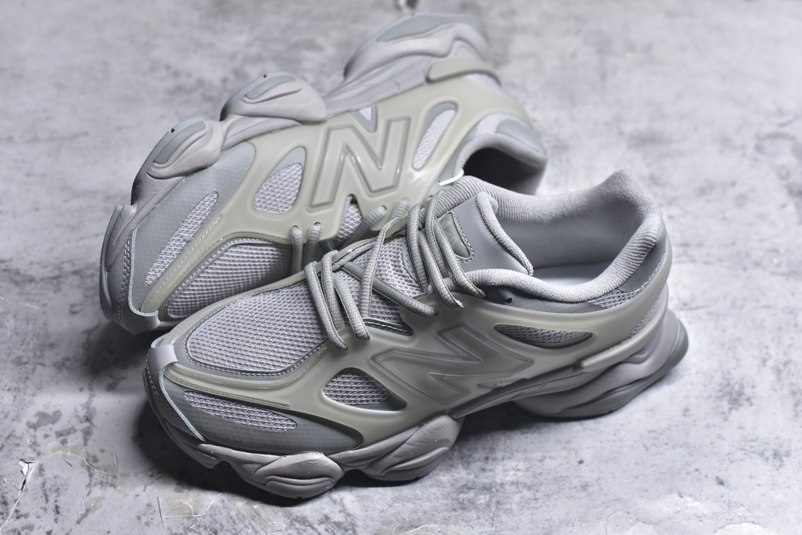图片[7]-#New Balance NB9060 联名款 复古休闲运动慢跑鞋 灰色 U9060IAB 全套原楦原纸板原厂数据开发 进口三明治网面 原装进口翻毛皮料正确绒感卡色 正确中底拉帮中底网布细节 原厂标裁 带紫光防伪 定制后跟透明水晶模块 冲裁组合 大底贴合程度胶水上色把控完美 整洁度挑战全网艺术家 多道序QC把关品质完善 匠心打造 耗时两个月开发完成 工艺极其复杂难度可想而知 新开独立私模大底 全网唯一正确六层组合大底 高端零售专供产物 尺码：36 37 37.5 38 38.5 39 40 40.5 41 42 42.5 43 44 45 46.5-选品中心