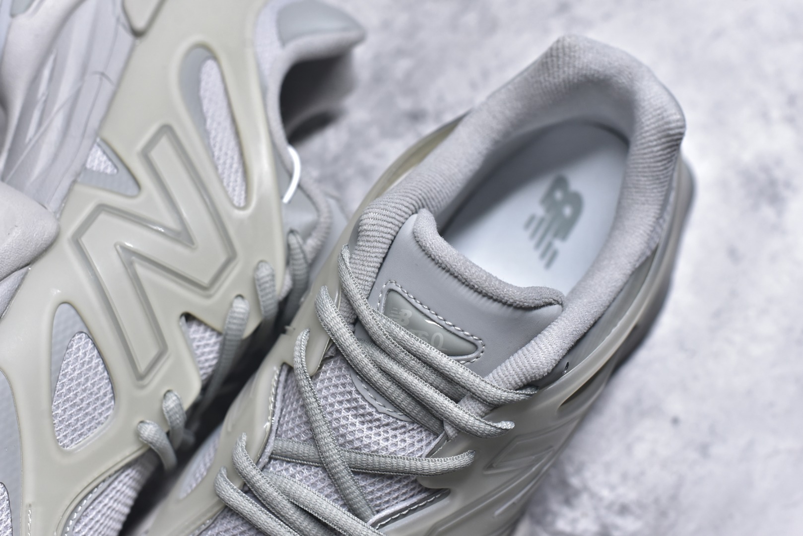 图片[9]-#New Balance NB9060 联名款 复古休闲运动慢跑鞋 灰色 U9060IAB 全套原楦原纸板原厂数据开发 进口三明治网面 原装进口翻毛皮料正确绒感卡色 正确中底拉帮中底网布细节 原厂标裁 带紫光防伪 定制后跟透明水晶模块 冲裁组合 大底贴合程度胶水上色把控完美 整洁度挑战全网艺术家 多道序QC把关品质完善 匠心打造 耗时两个月开发完成 工艺极其复杂难度可想而知 新开独立私模大底 全网唯一正确六层组合大底 高端零售专供产物 尺码：36 37 37.5 38 38.5 39 40 40.5 41 42 42.5 43 44 45 46.5-选品中心