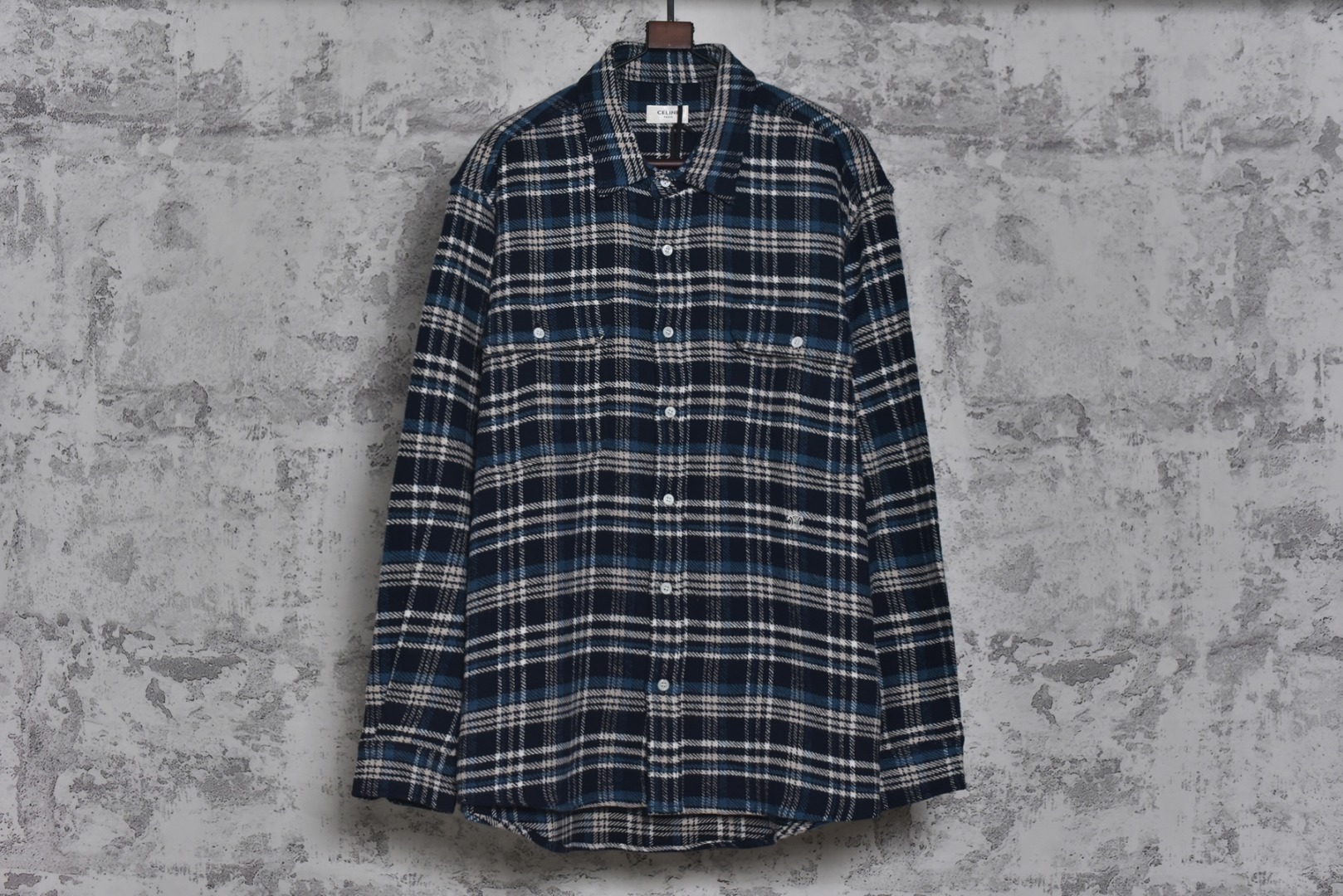 #Cèline/赛琳 24Fw 凯旋门小标蓝格子长袖衬衫 原9500购入，第一时间拆解分析面料成分定织定染纯棉色织法兰绒格子面料，工艺采用红外线定位裁床，对格对位损耗极高，侧翻埋夹车线工艺，奢侈品同步车法，袋口处选用专业模版机开袋，预设的模板来指导，开袋的位置精确性确保开袋效果质量，绣花采用进口田岛机作业，保证花型精细度定制天然贝壳扣，成本高昂，上身清新百搭，男女皆可驾驭 尺码：36/S 38/M 40/L 42/XL-选品中心