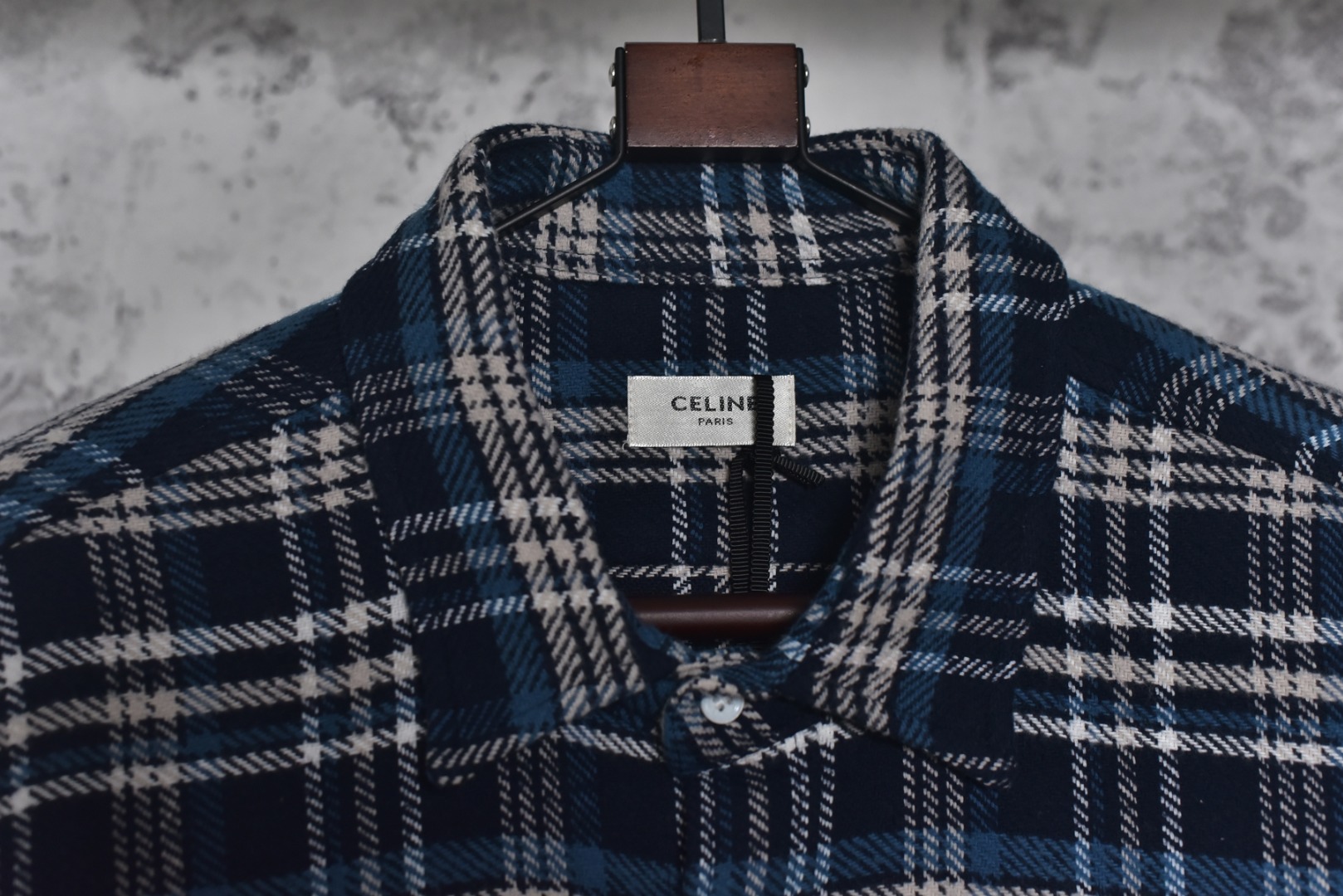 图片[3]-#Cèline/赛琳 24Fw 凯旋门小标蓝格子长袖衬衫 原9500购入，第一时间拆解分析面料成分定织定染纯棉色织法兰绒格子面料，工艺采用红外线定位裁床，对格对位损耗极高，侧翻埋夹车线工艺，奢侈品同步车法，袋口处选用专业模版机开袋，预设的模板来指导，开袋的位置精确性确保开袋效果质量，绣花采用进口田岛机作业，保证花型精细度定制天然贝壳扣，成本高昂，上身清新百搭，男女皆可驾驭 尺码：36/S 38/M 40/L 42/XL-选品中心