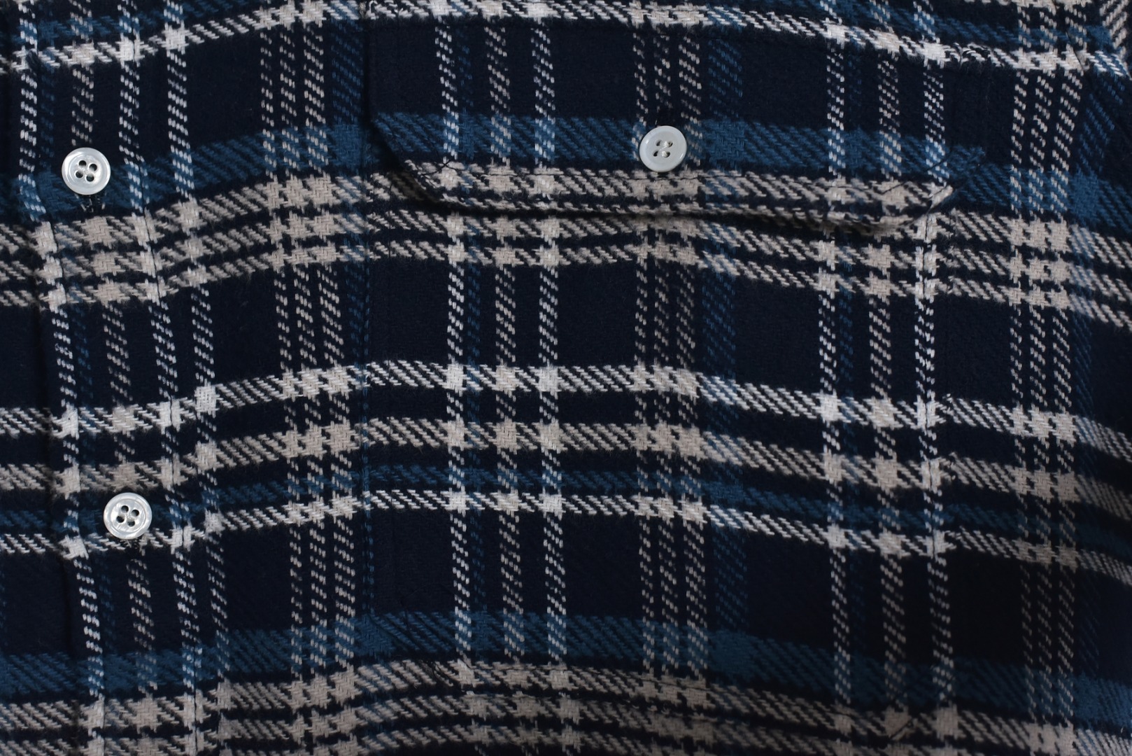 图片[5]-#Cèline/赛琳 24Fw 凯旋门小标蓝格子长袖衬衫 原9500购入，第一时间拆解分析面料成分定织定染纯棉色织法兰绒格子面料，工艺采用红外线定位裁床，对格对位损耗极高，侧翻埋夹车线工艺，奢侈品同步车法，袋口处选用专业模版机开袋，预设的模板来指导，开袋的位置精确性确保开袋效果质量，绣花采用进口田岛机作业，保证花型精细度定制天然贝壳扣，成本高昂，上身清新百搭，男女皆可驾驭 尺码：36/S 38/M 40/L 42/XL-选品中心