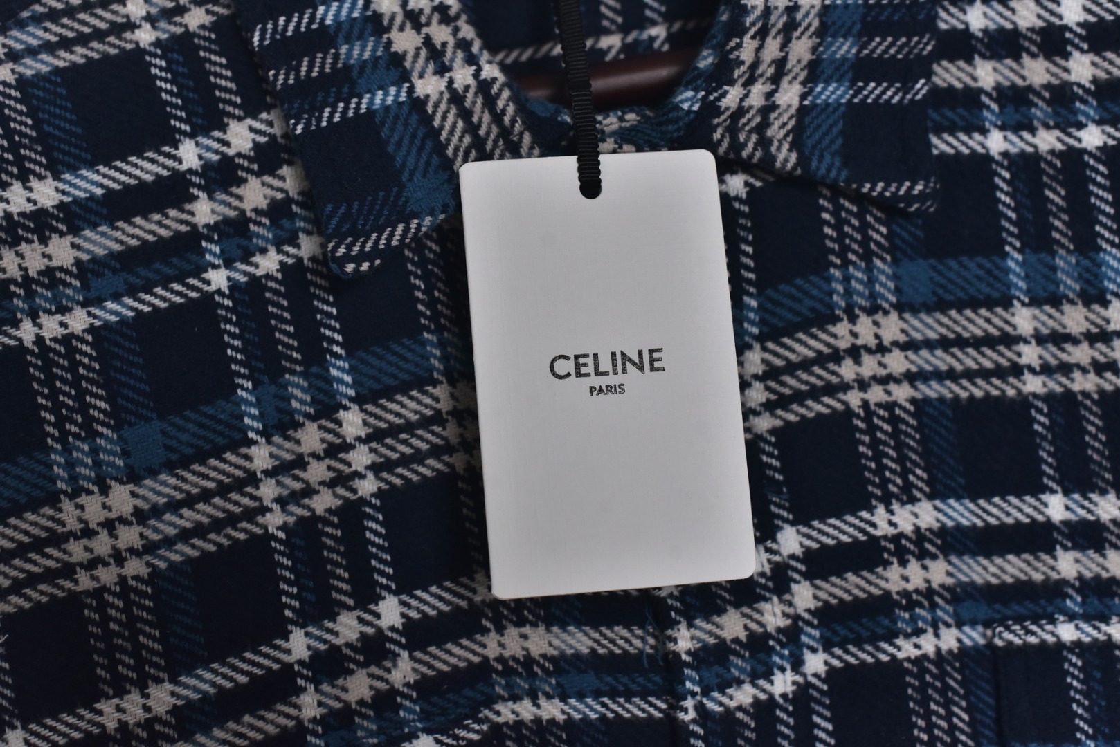 图片[4]-#Cèline/赛琳 24Fw 凯旋门小标蓝格子长袖衬衫 原9500购入，第一时间拆解分析面料成分定织定染纯棉色织法兰绒格子面料，工艺采用红外线定位裁床，对格对位损耗极高，侧翻埋夹车线工艺，奢侈品同步车法，袋口处选用专业模版机开袋，预设的模板来指导，开袋的位置精确性确保开袋效果质量，绣花采用进口田岛机作业，保证花型精细度定制天然贝壳扣，成本高昂，上身清新百搭，男女皆可驾驭 尺码：36/S 38/M 40/L 42/XL-选品中心