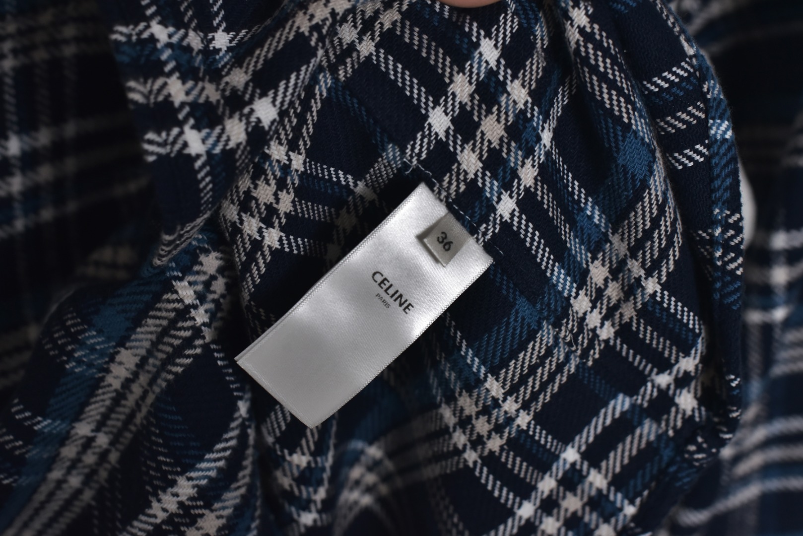 图片[6]-#Cèline/赛琳 24Fw 凯旋门小标蓝格子长袖衬衫 原9500购入，第一时间拆解分析面料成分定织定染纯棉色织法兰绒格子面料，工艺采用红外线定位裁床，对格对位损耗极高，侧翻埋夹车线工艺，奢侈品同步车法，袋口处选用专业模版机开袋，预设的模板来指导，开袋的位置精确性确保开袋效果质量，绣花采用进口田岛机作业，保证花型精细度定制天然贝壳扣，成本高昂，上身清新百搭，男女皆可驾驭 尺码：36/S 38/M 40/L 42/XL-选品中心