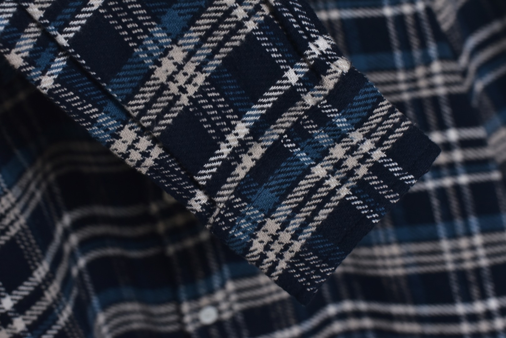 图片[7]-#Cèline/赛琳 24Fw 凯旋门小标蓝格子长袖衬衫 原9500购入，第一时间拆解分析面料成分定织定染纯棉色织法兰绒格子面料，工艺采用红外线定位裁床，对格对位损耗极高，侧翻埋夹车线工艺，奢侈品同步车法，袋口处选用专业模版机开袋，预设的模板来指导，开袋的位置精确性确保开袋效果质量，绣花采用进口田岛机作业，保证花型精细度定制天然贝壳扣，成本高昂，上身清新百搭，男女皆可驾驭 尺码：36/S 38/M 40/L 42/XL-选品中心