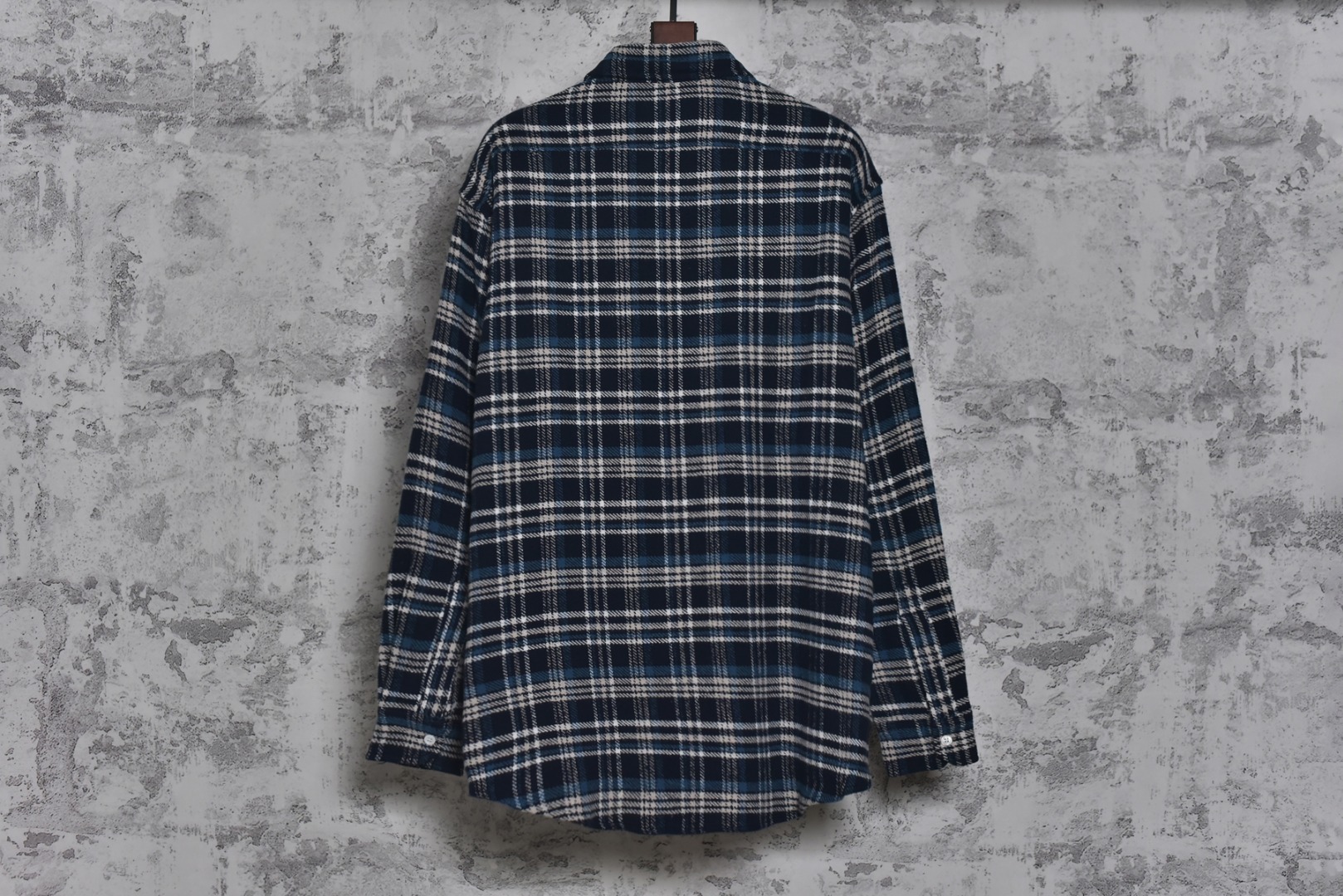 图片[2]-#Cèline/赛琳 24Fw 凯旋门小标蓝格子长袖衬衫 原9500购入，第一时间拆解分析面料成分定织定染纯棉色织法兰绒格子面料，工艺采用红外线定位裁床，对格对位损耗极高，侧翻埋夹车线工艺，奢侈品同步车法，袋口处选用专业模版机开袋，预设的模板来指导，开袋的位置精确性确保开袋效果质量，绣花采用进口田岛机作业，保证花型精细度定制天然贝壳扣，成本高昂，上身清新百搭，男女皆可驾驭 尺码：36/S 38/M 40/L 42/XL-选品中心