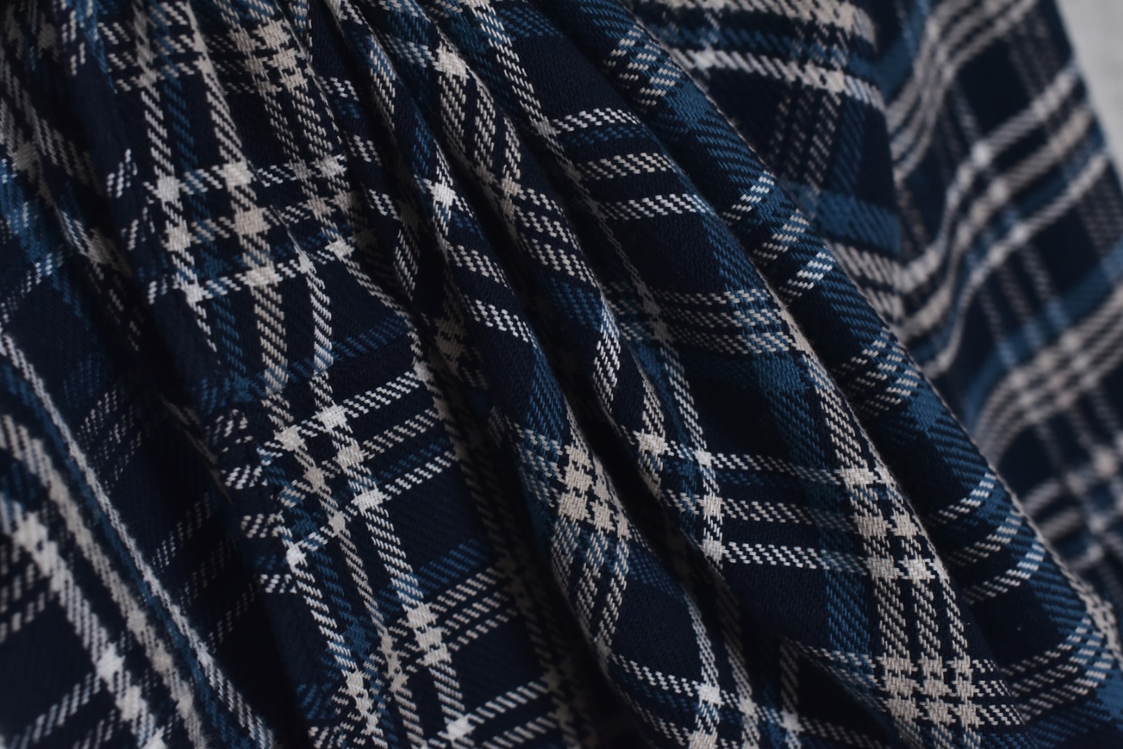 图片[8]-#Cèline/赛琳 24Fw 凯旋门小标蓝格子长袖衬衫 原9500购入，第一时间拆解分析面料成分定织定染纯棉色织法兰绒格子面料，工艺采用红外线定位裁床，对格对位损耗极高，侧翻埋夹车线工艺，奢侈品同步车法，袋口处选用专业模版机开袋，预设的模板来指导，开袋的位置精确性确保开袋效果质量，绣花采用进口田岛机作业，保证花型精细度定制天然贝壳扣，成本高昂，上身清新百搭，男女皆可驾驭 尺码：36/S 38/M 40/L 42/XL-选品中心