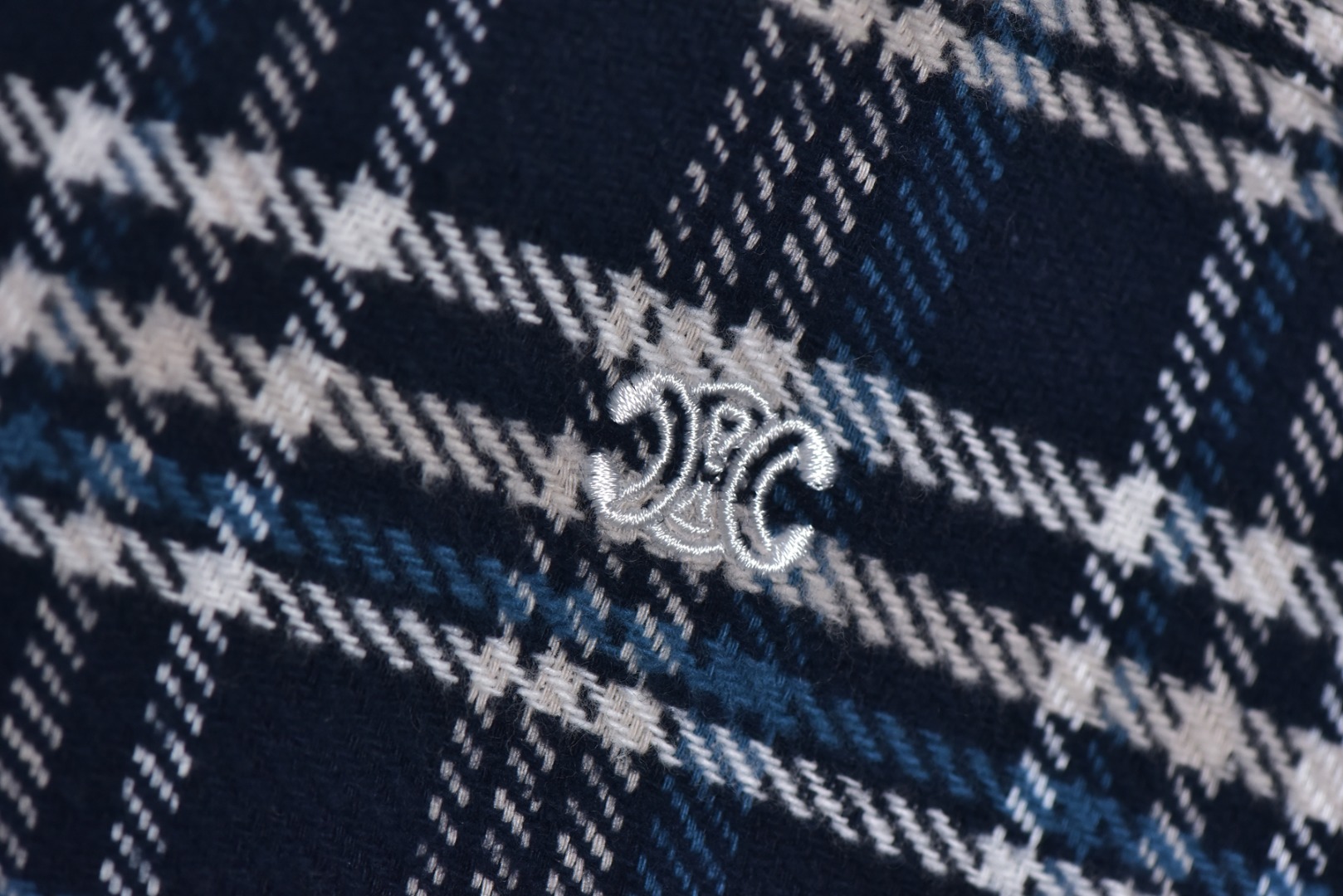 图片[9]-#Cèline/赛琳 24Fw 凯旋门小标蓝格子长袖衬衫 原9500购入，第一时间拆解分析面料成分定织定染纯棉色织法兰绒格子面料，工艺采用红外线定位裁床，对格对位损耗极高，侧翻埋夹车线工艺，奢侈品同步车法，袋口处选用专业模版机开袋，预设的模板来指导，开袋的位置精确性确保开袋效果质量，绣花采用进口田岛机作业，保证花型精细度定制天然贝壳扣，成本高昂，上身清新百搭，男女皆可驾驭 尺码：36/S 38/M 40/L 42/XL-选品中心