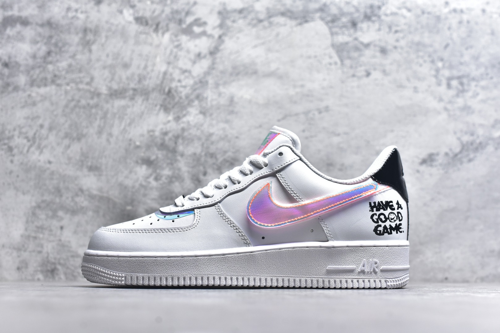 #Nike AIR FORCE 1‘07 空军一号低帮百搭休闲运动板鞋。柔软、弹性十足的缓震性能和出色的中底设计，横跨复古与现代的外型结合，造就出风靡全球三十多年的Force 1。 货号：DC0710 191 尺码：36 36.5 37.5 38 38.5 39 40 40.5 41 42 42.5 43 44 45-选品中心