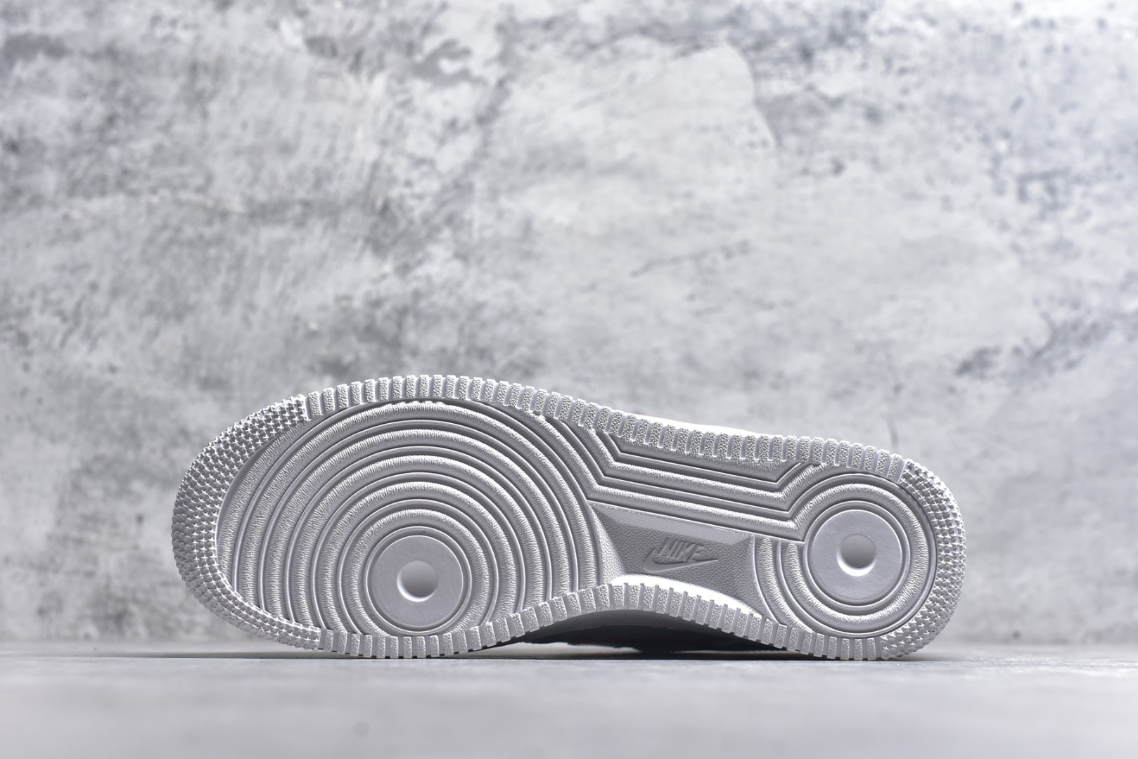 图片[6]-#Nike AIR FORCE 1‘07 空军一号低帮百搭休闲运动板鞋。柔软、弹性十足的缓震性能和出色的中底设计，横跨复古与现代的外型结合，造就出风靡全球三十多年的Force 1。 货号：DC0710 191 尺码：36 36.5 37.5 38 38.5 39 40 40.5 41 42 42.5 43 44 45-选品中心